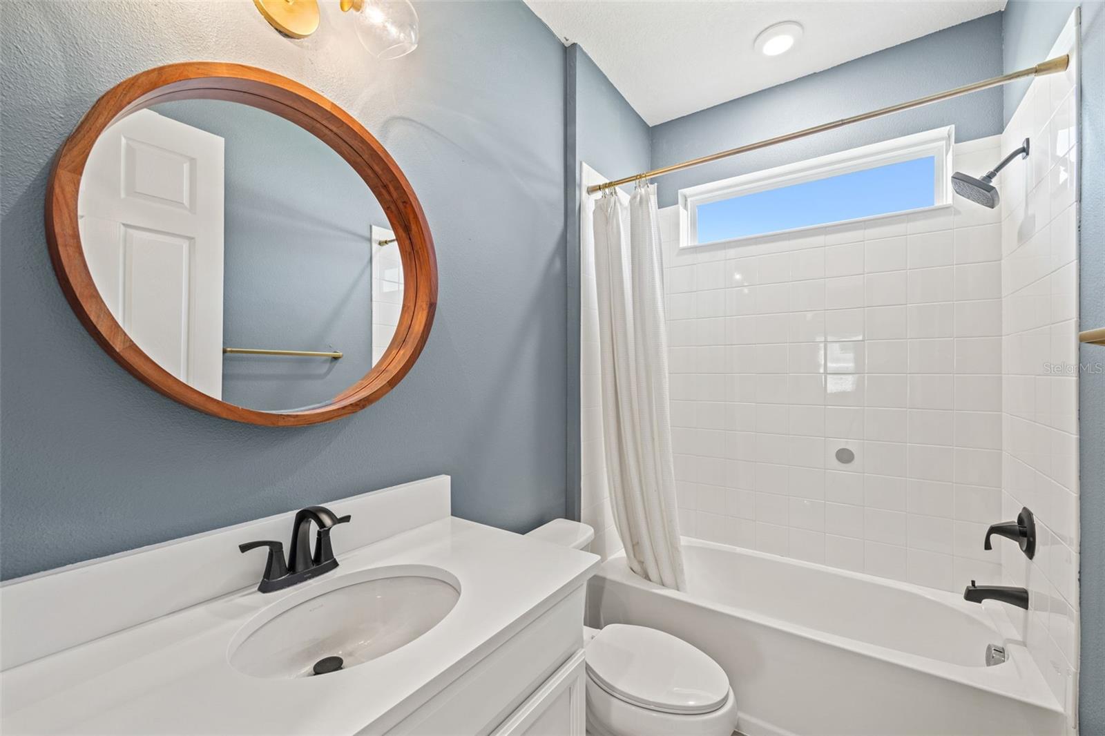 Listing photo id 26 for 6232 Sea Air Drive