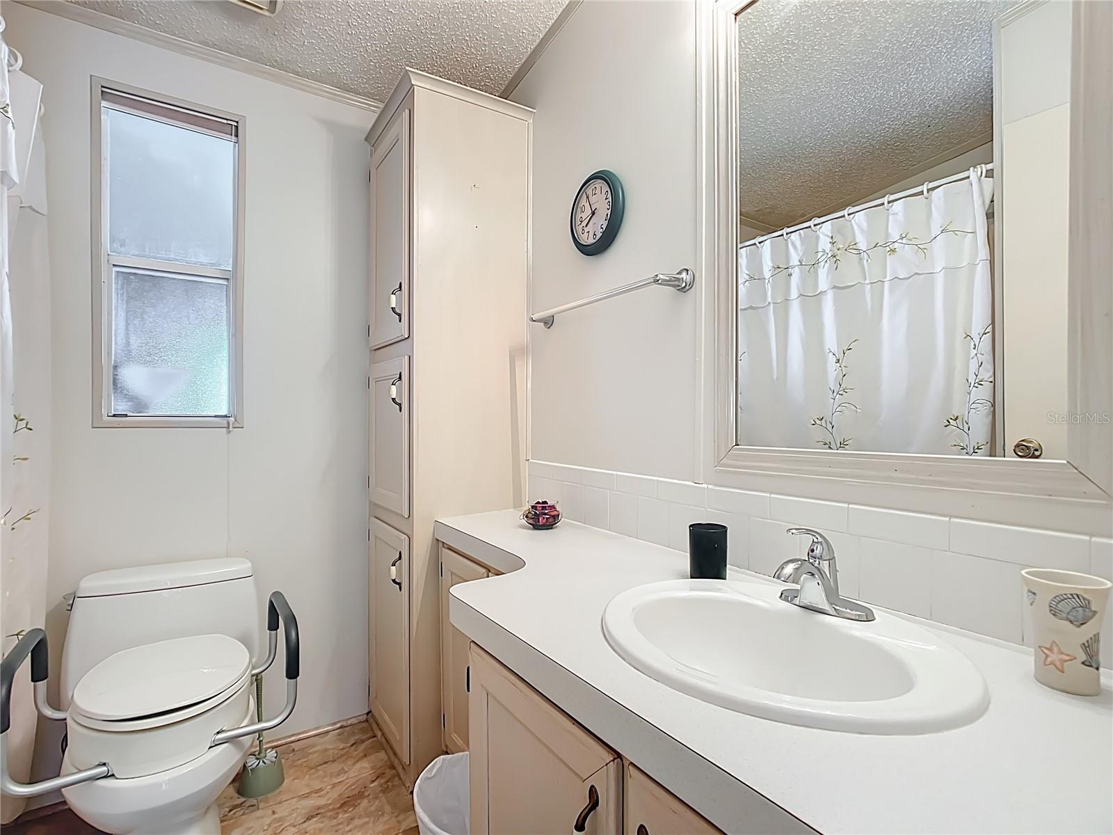 Image 15 of 23 For 366 Gracie Avenue N