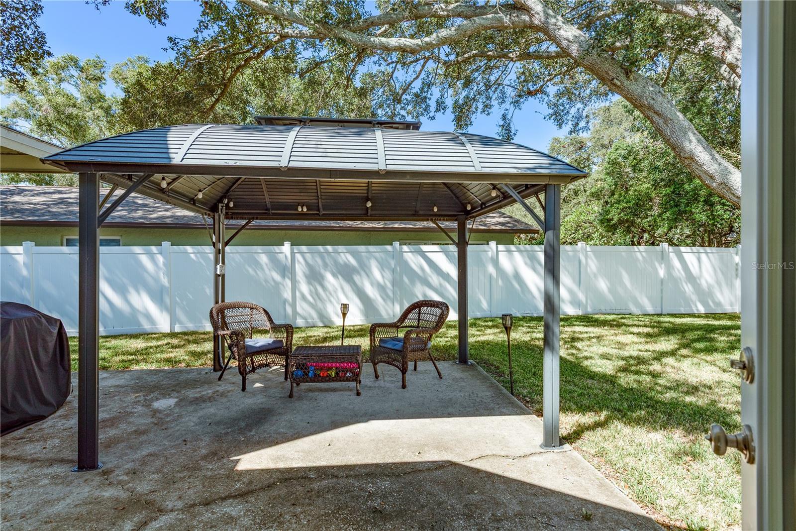 Image 17 of 20 For 1357 Wexford Drive N