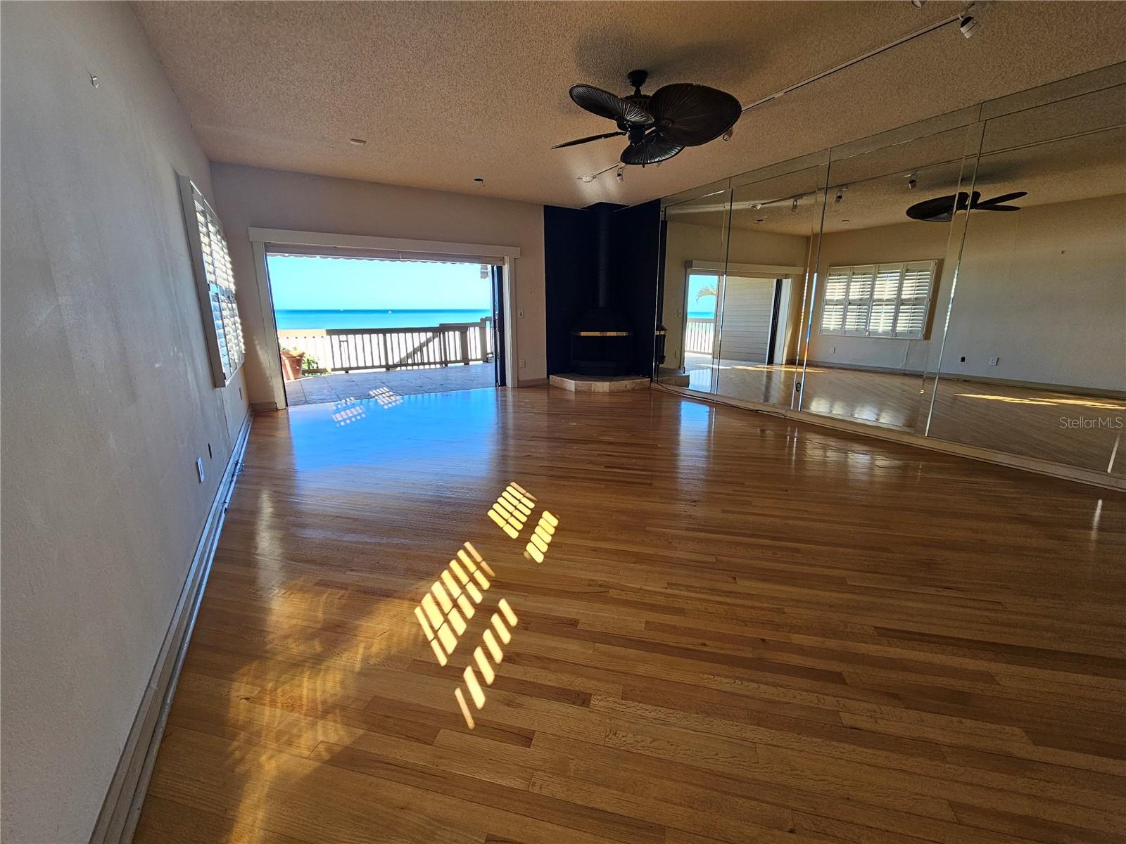 Image 11 of 51 For 19810 Gulf Boulevard 3