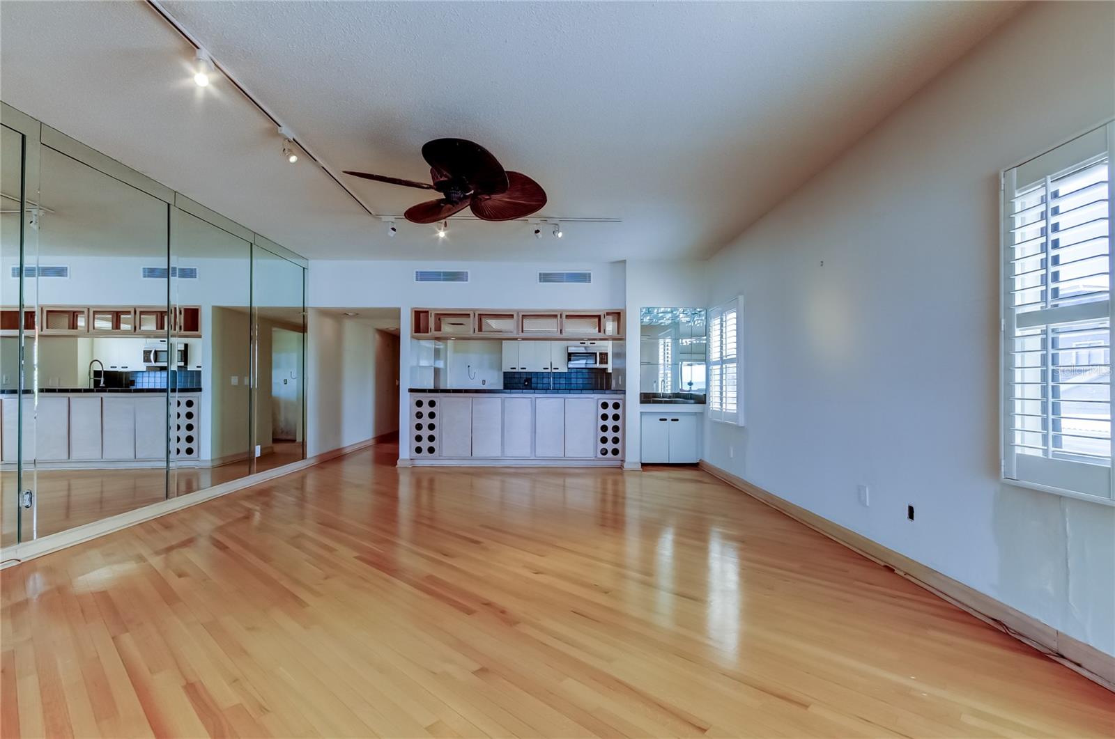 Image 14 of 51 For 19810 Gulf Boulevard 3