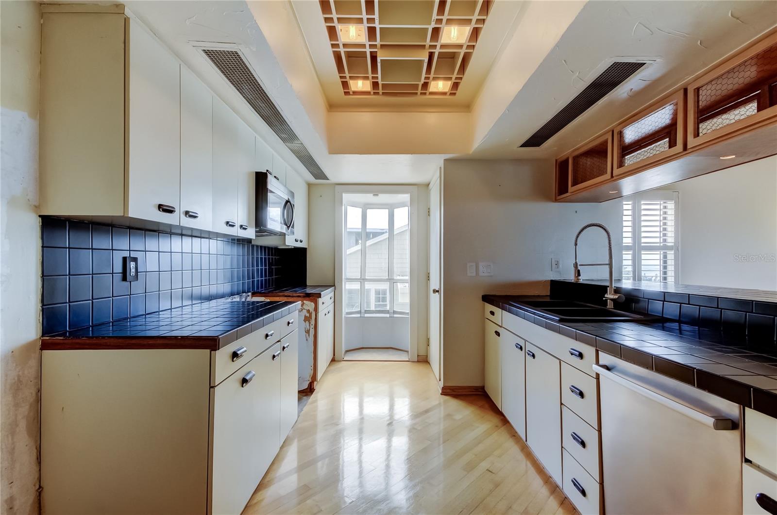 Image 15 of 51 For 19810 Gulf Boulevard 3