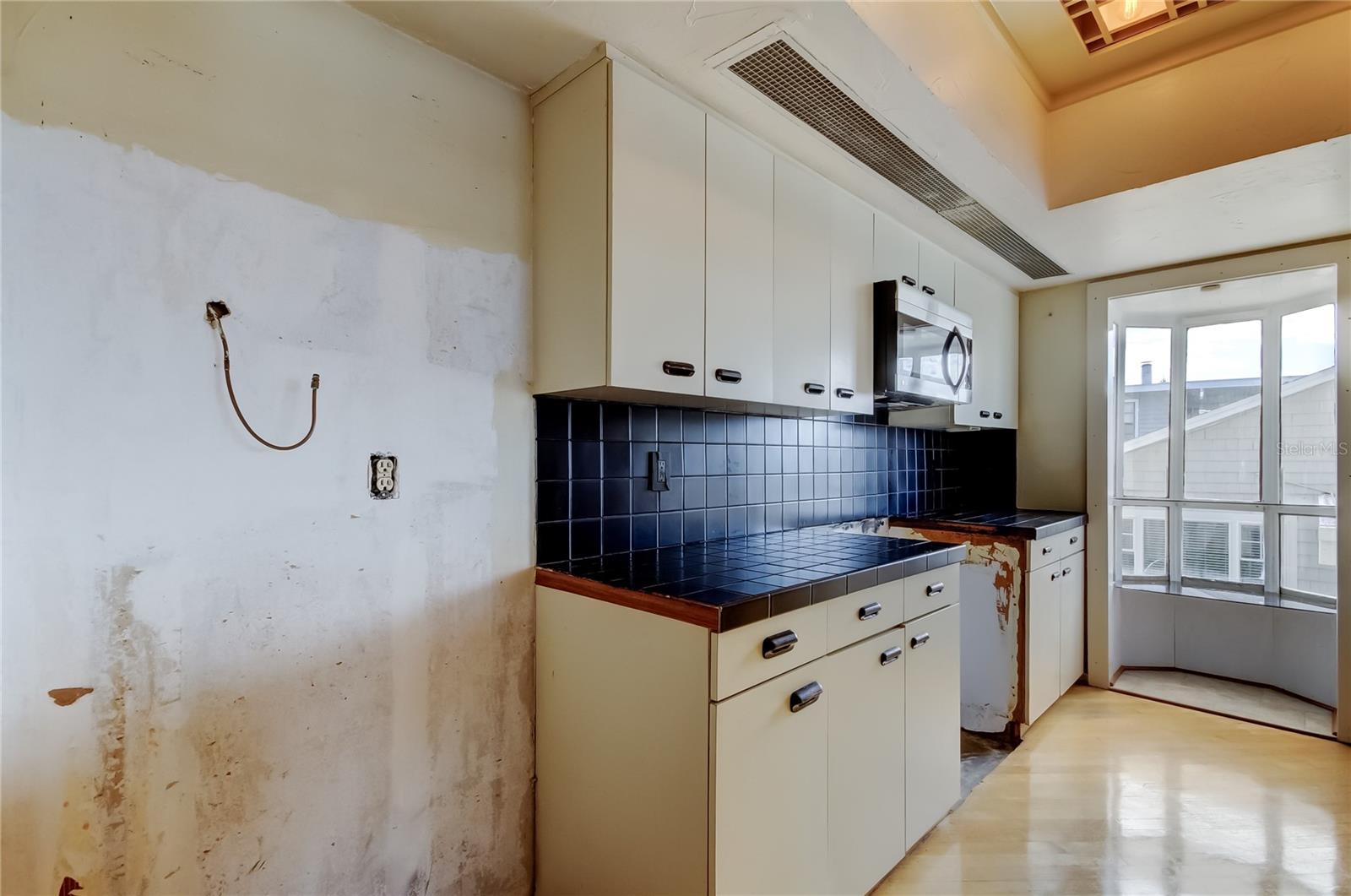 Image 17 of 51 For 19810 Gulf Boulevard 3