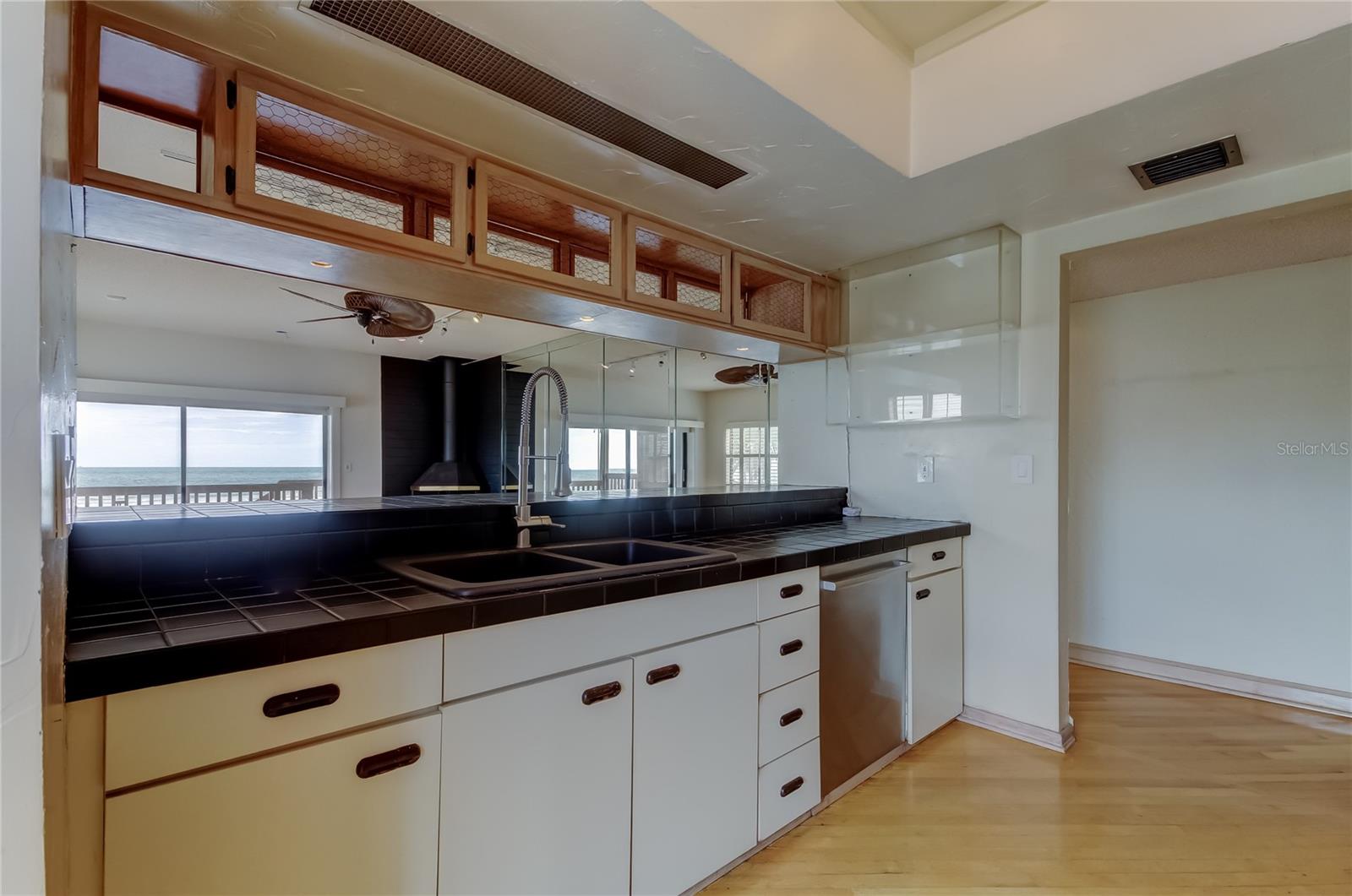 Image 18 of 51 For 19810 Gulf Boulevard 3