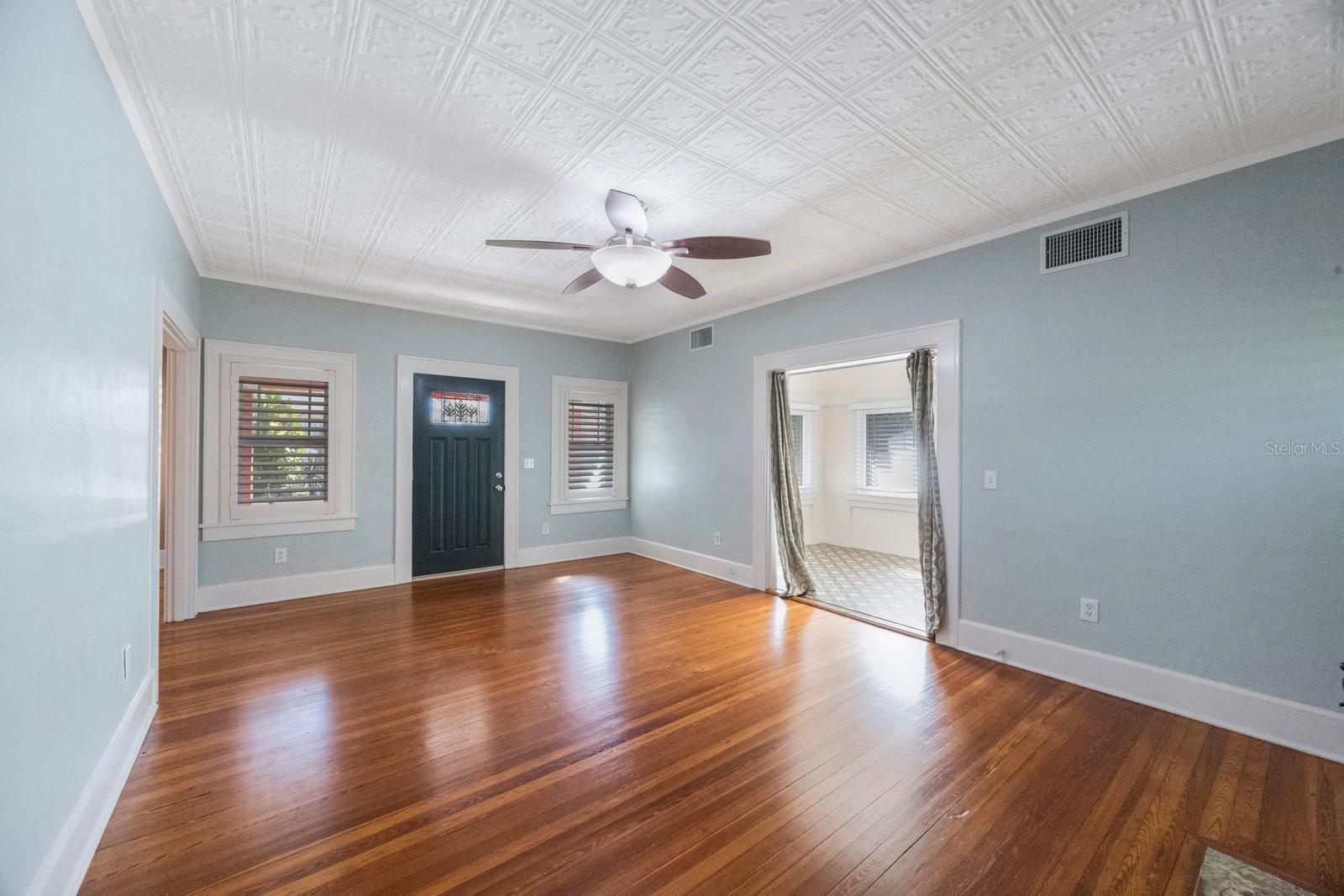 Listing photo id 9 for 2709 1st Avenue S