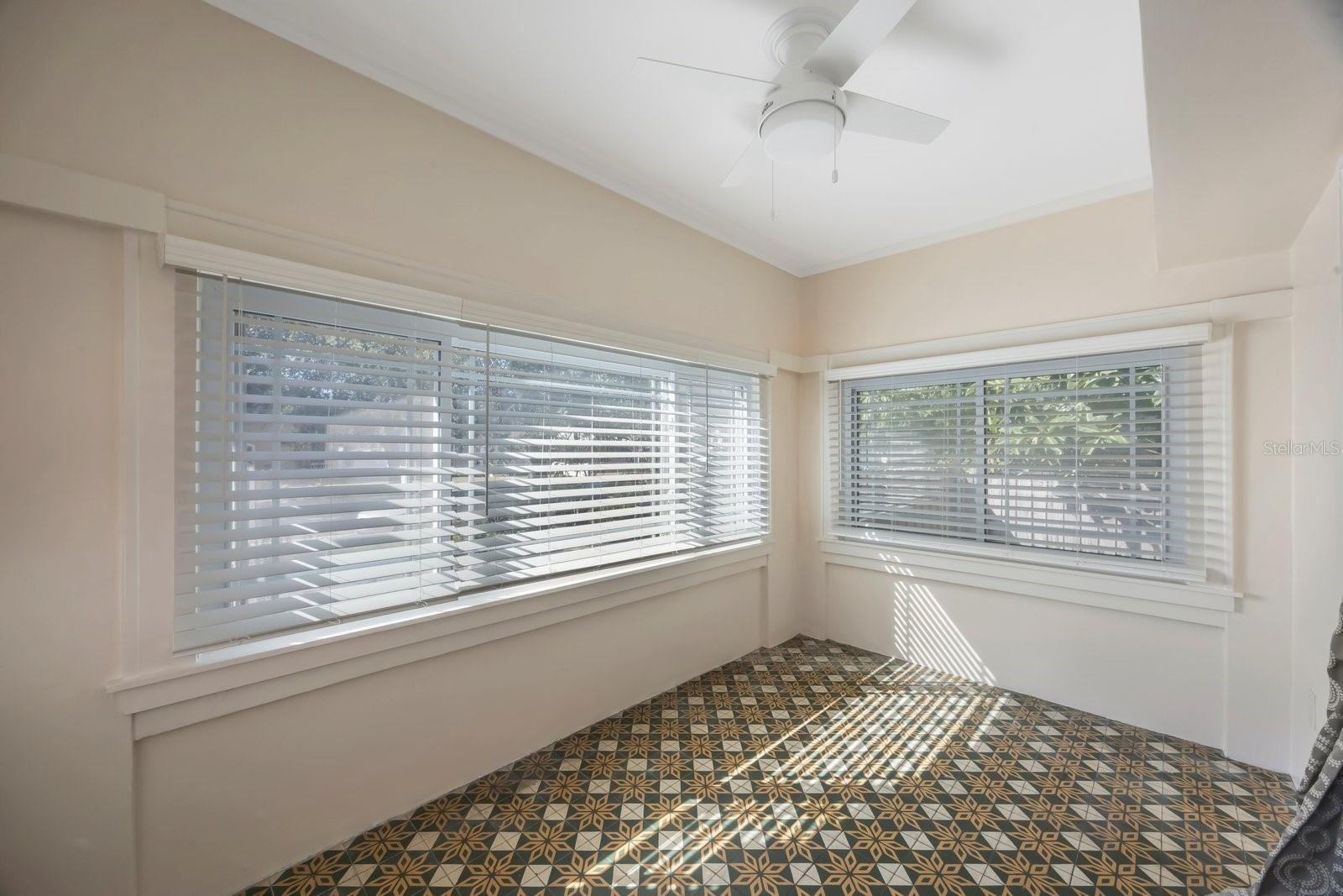 Listing photo id 10 for 2709 1st Avenue S