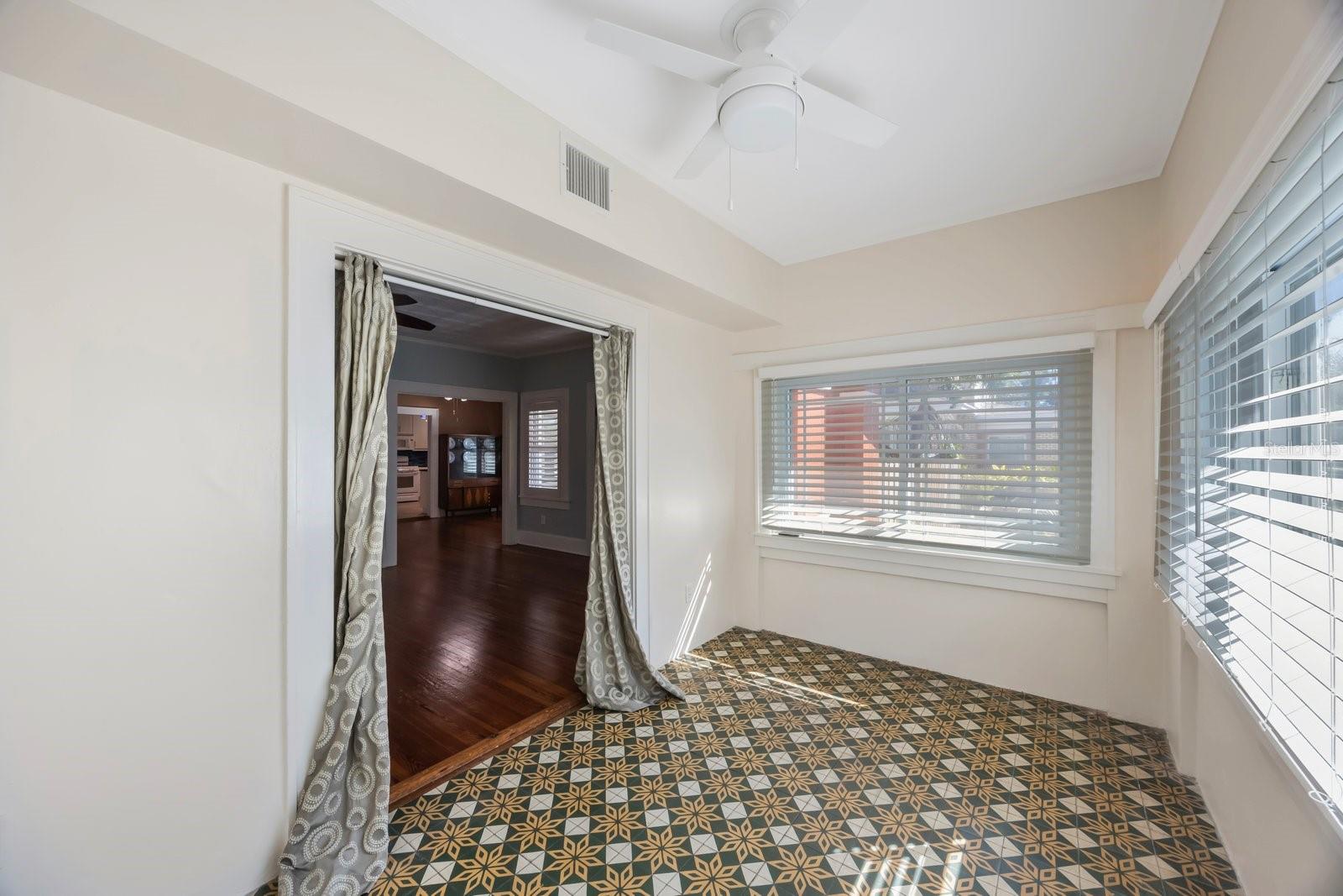 Listing photo id 11 for 2709 1st Avenue S