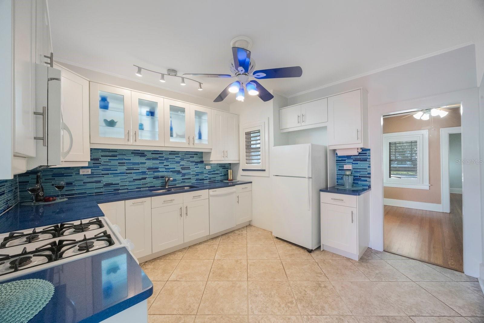 Listing photo id 16 for 2709 1st Avenue S