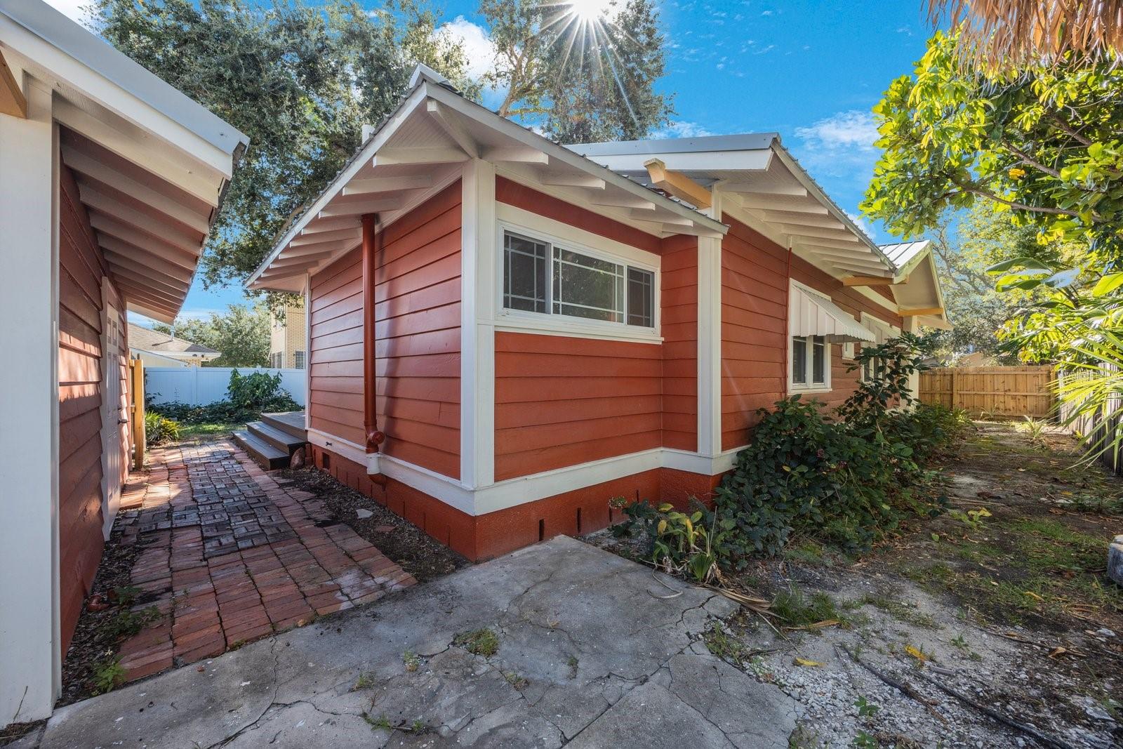 Listing photo id 33 for 2709 1st Avenue S