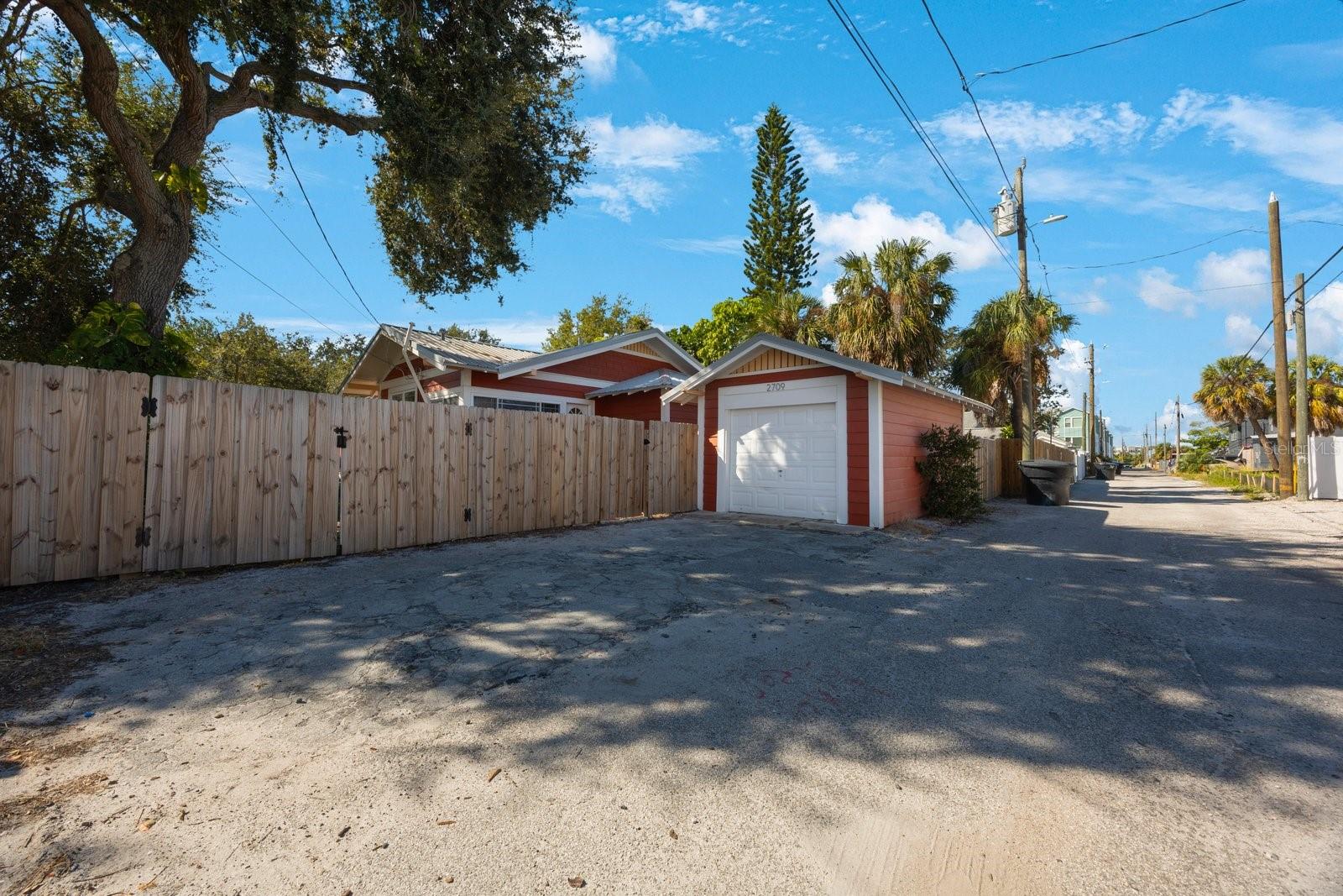 Listing photo id 35 for 2709 1st Avenue S