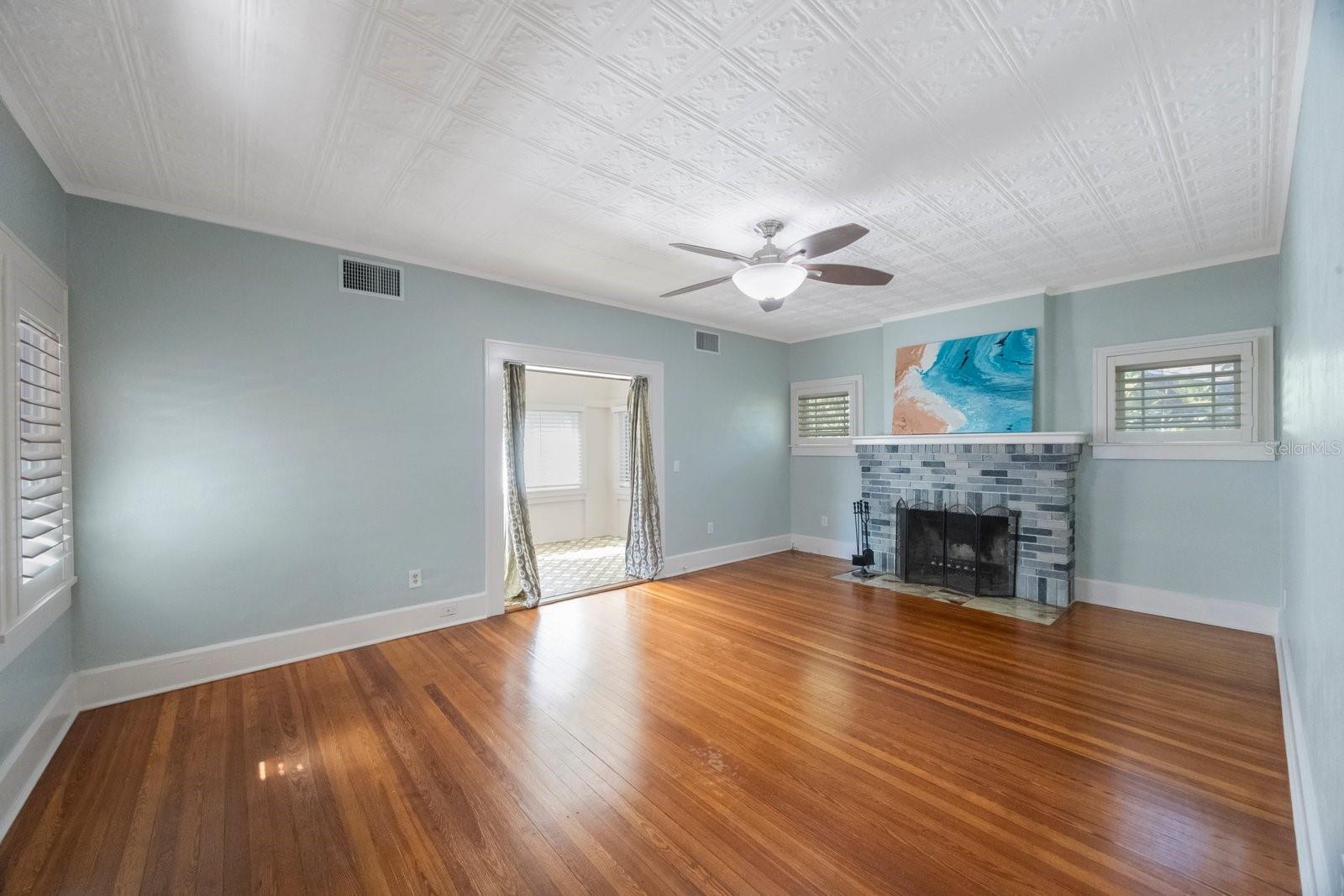 Listing photo id 5 for 2709 1st Avenue S