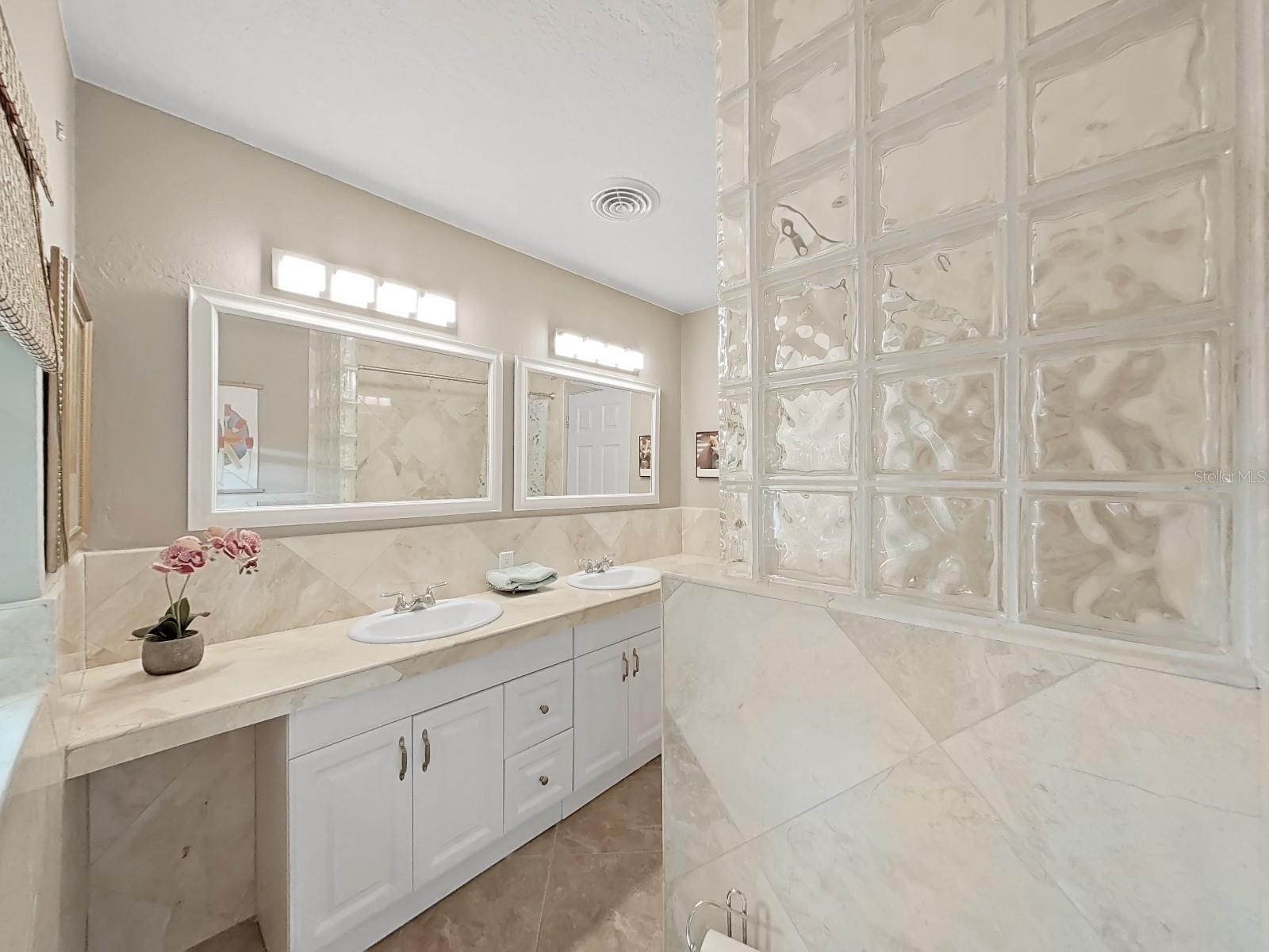 Image 21 of 31 For 6601 Renaldo Way S