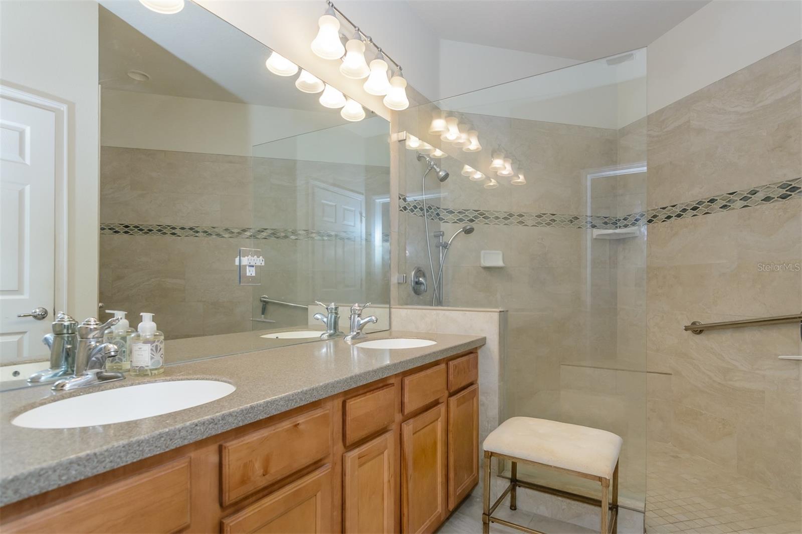 Image 34 of 62 For 870 Lantern Way
