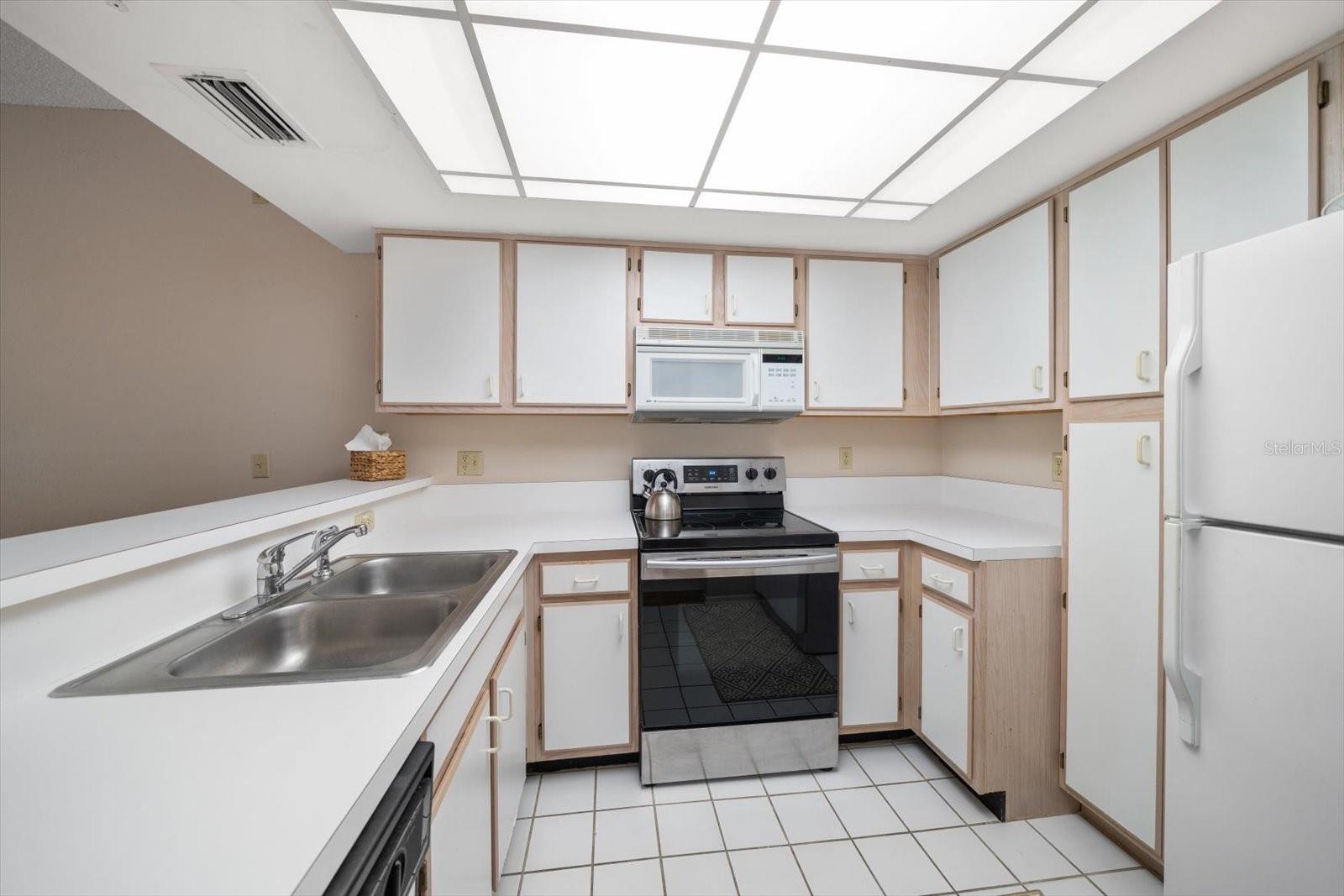 Image 19 of 58 For 320 Island Way 105