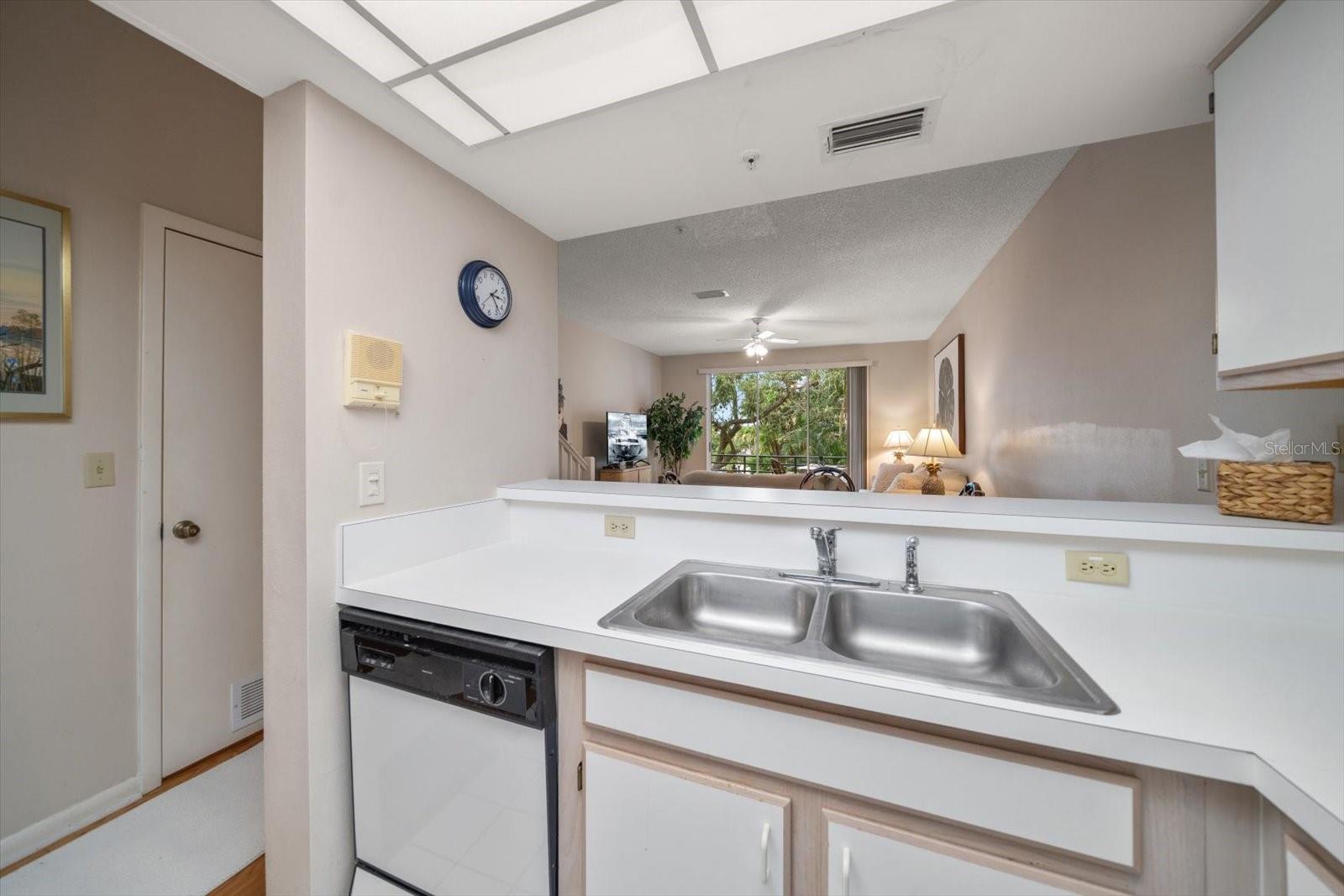 Image 20 of 58 For 320 Island Way 105