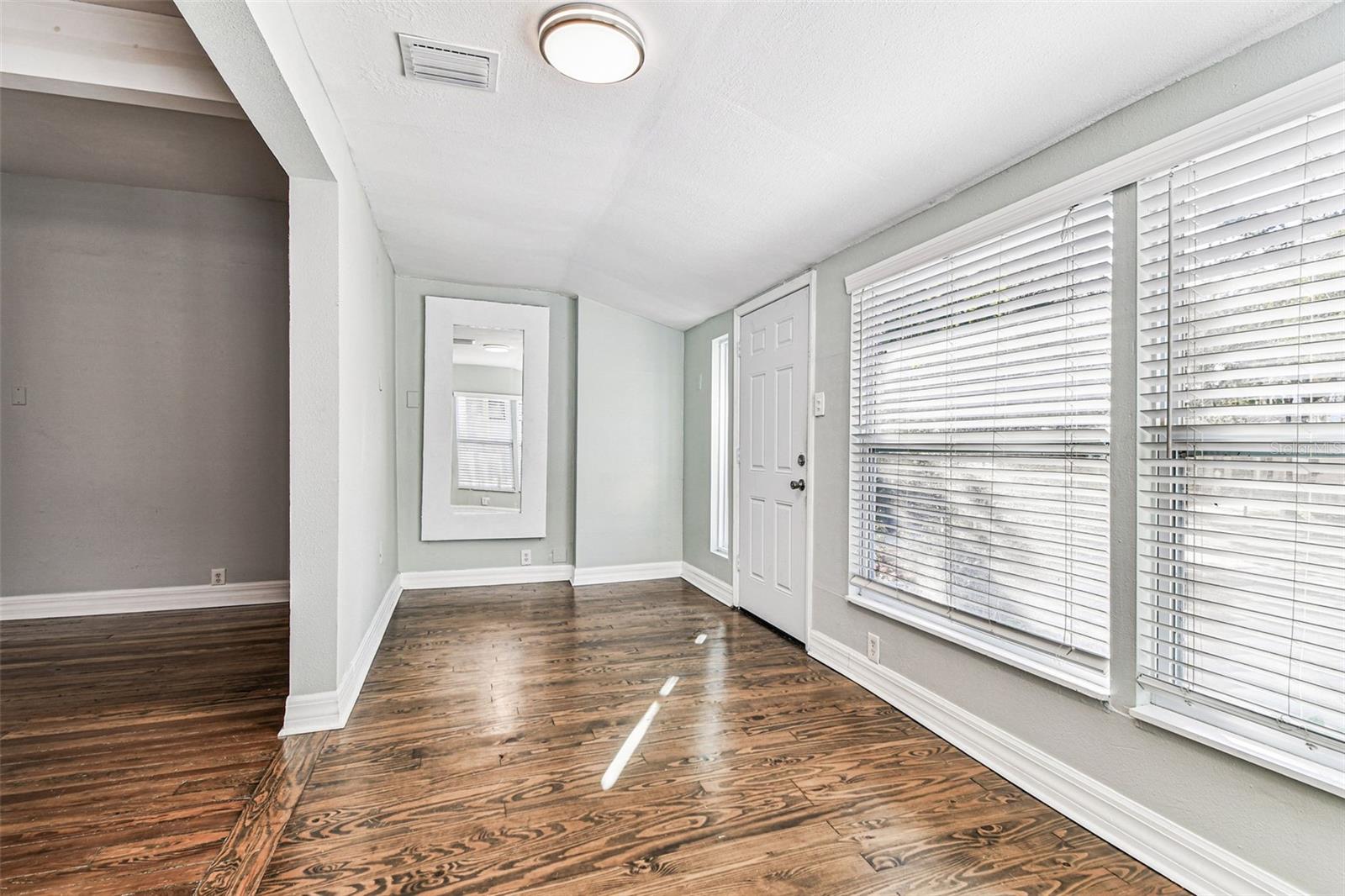 Listing photo id 9 for 735 2nd Street N