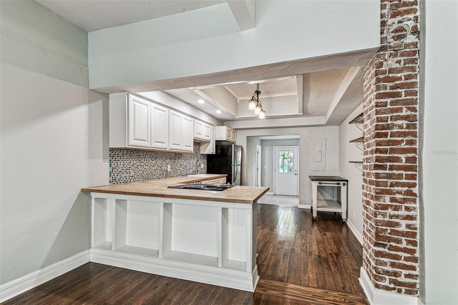 Listing photo id 13 for 735 2nd Street N