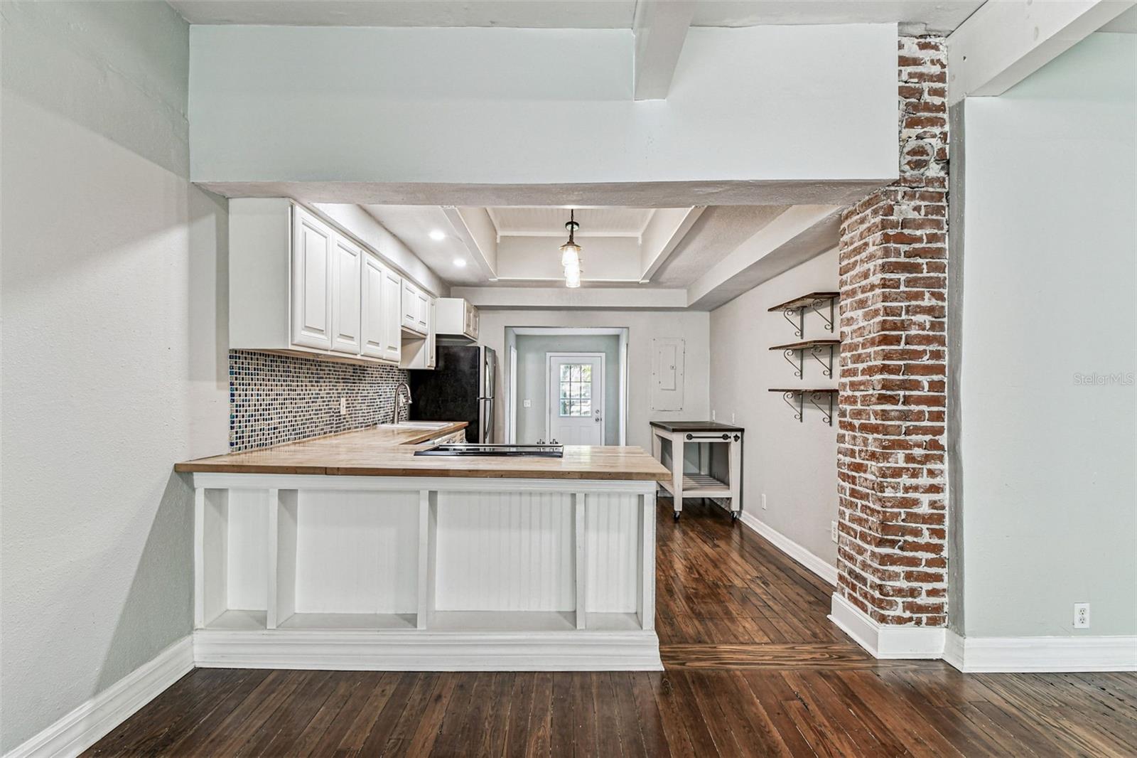 Listing photo id 14 for 735 2nd Street N