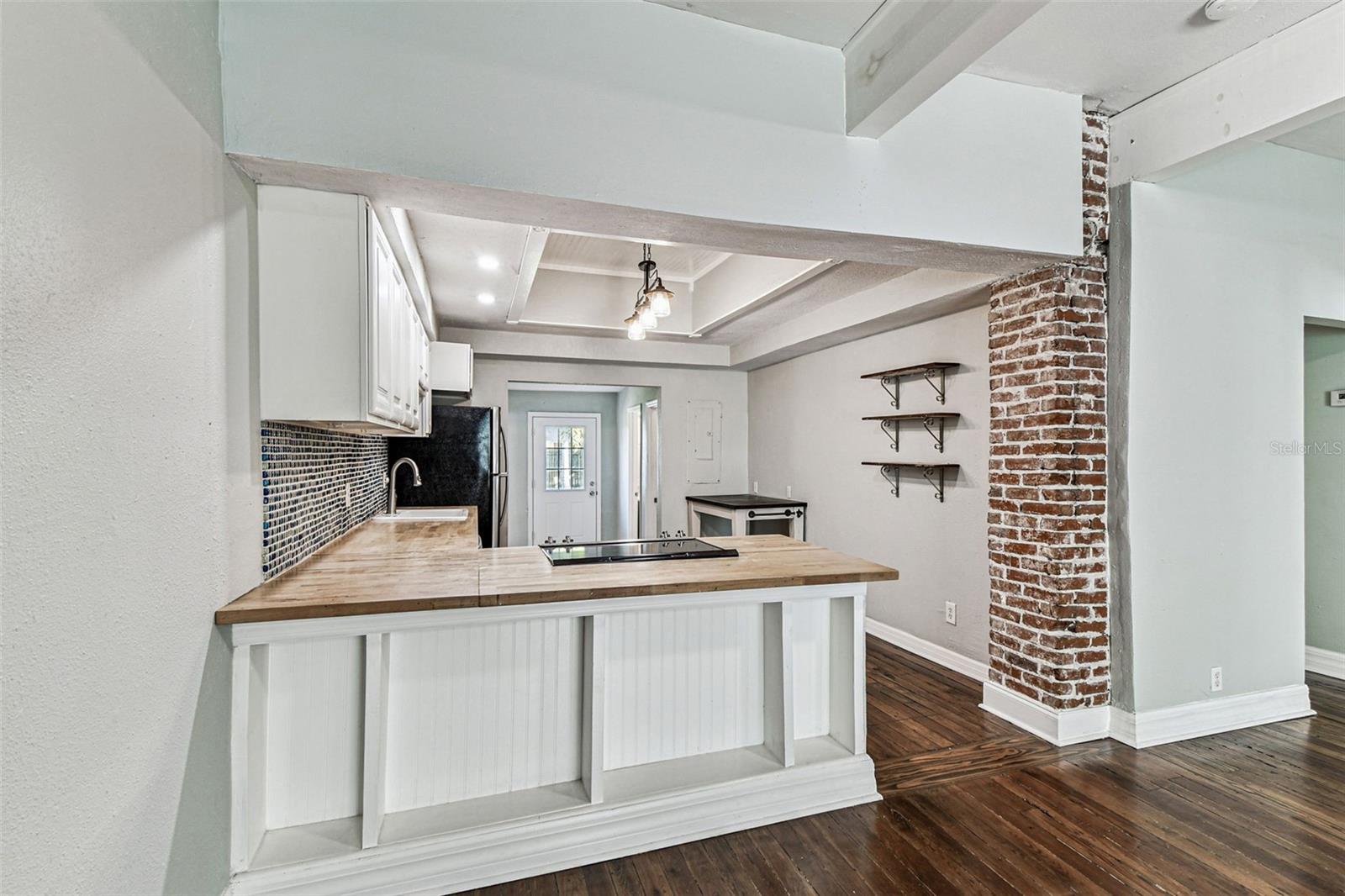 Listing photo id 15 for 735 2nd Street N