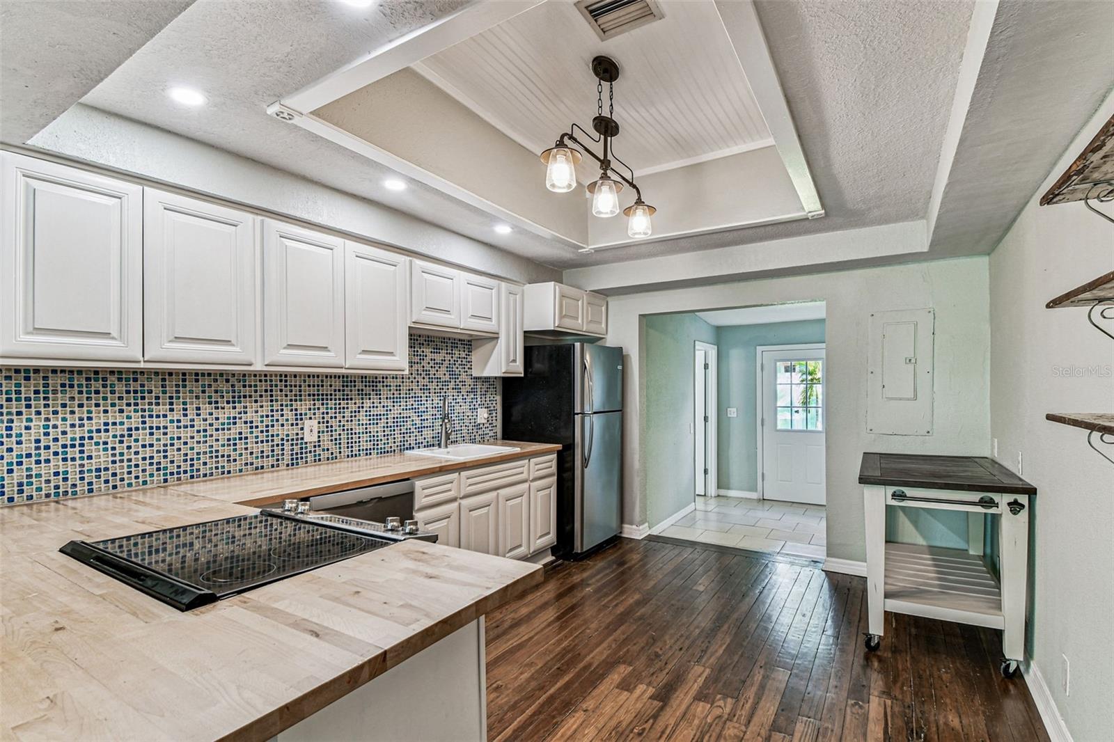 Listing photo id 16 for 735 2nd Street N