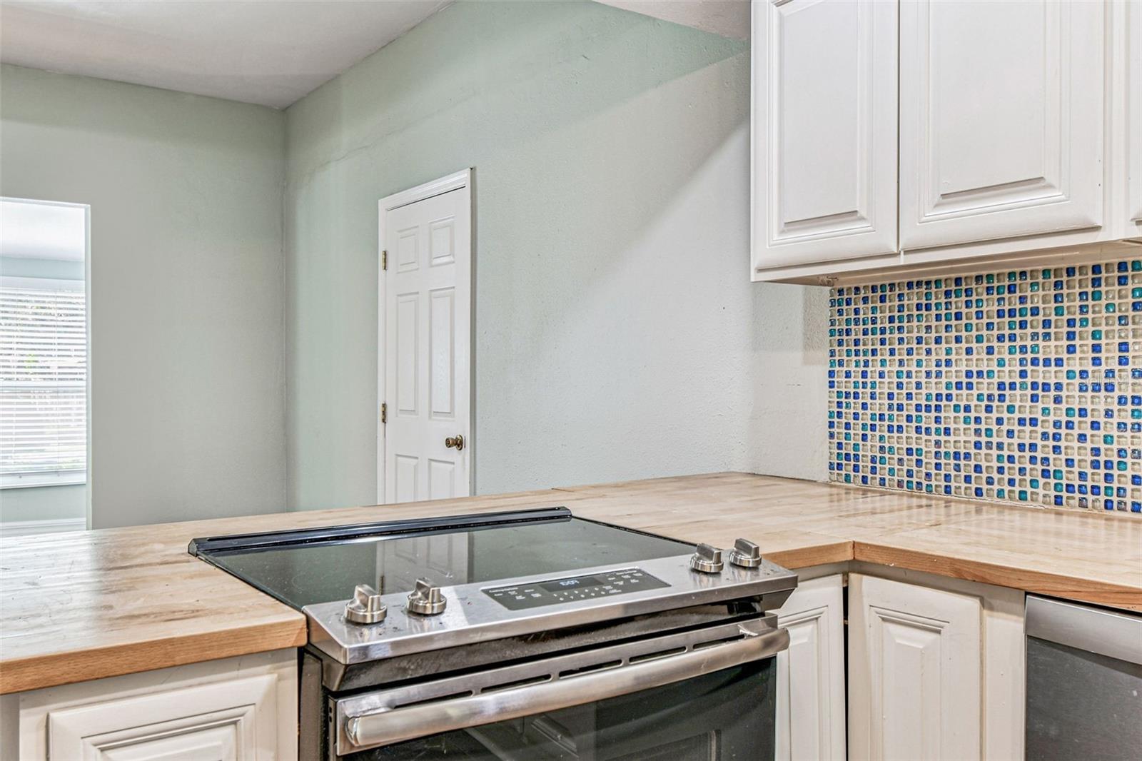 Listing photo id 17 for 735 2nd Street N