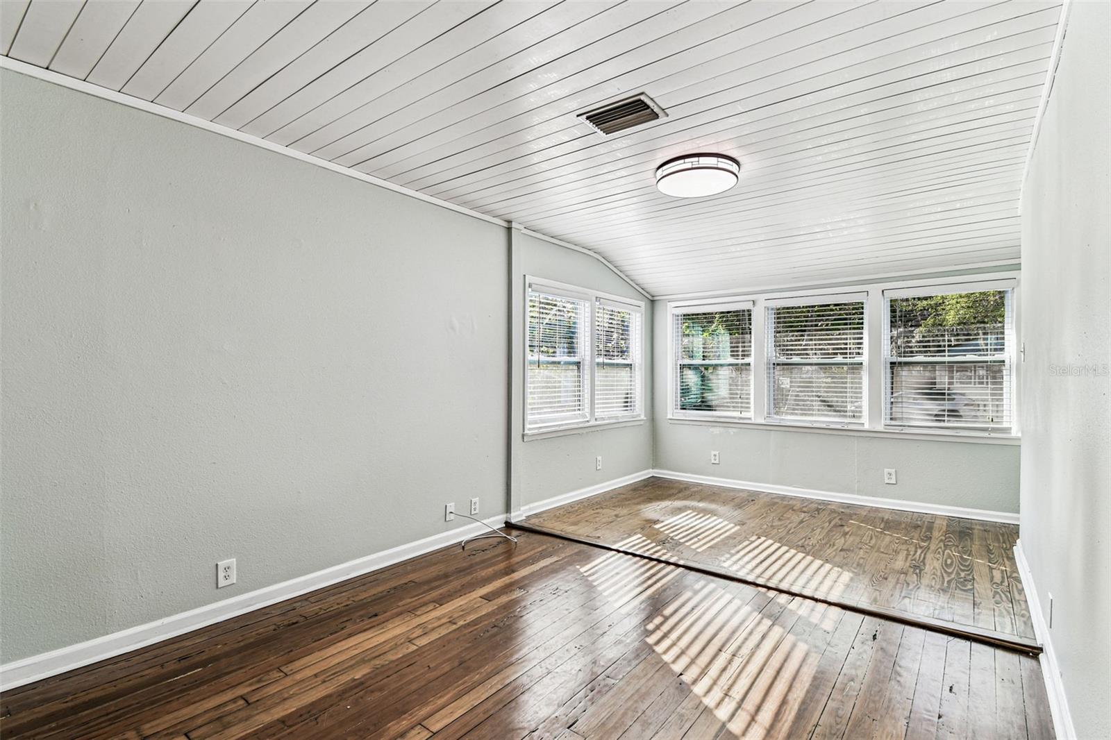 Listing photo id 21 for 735 2nd Street N