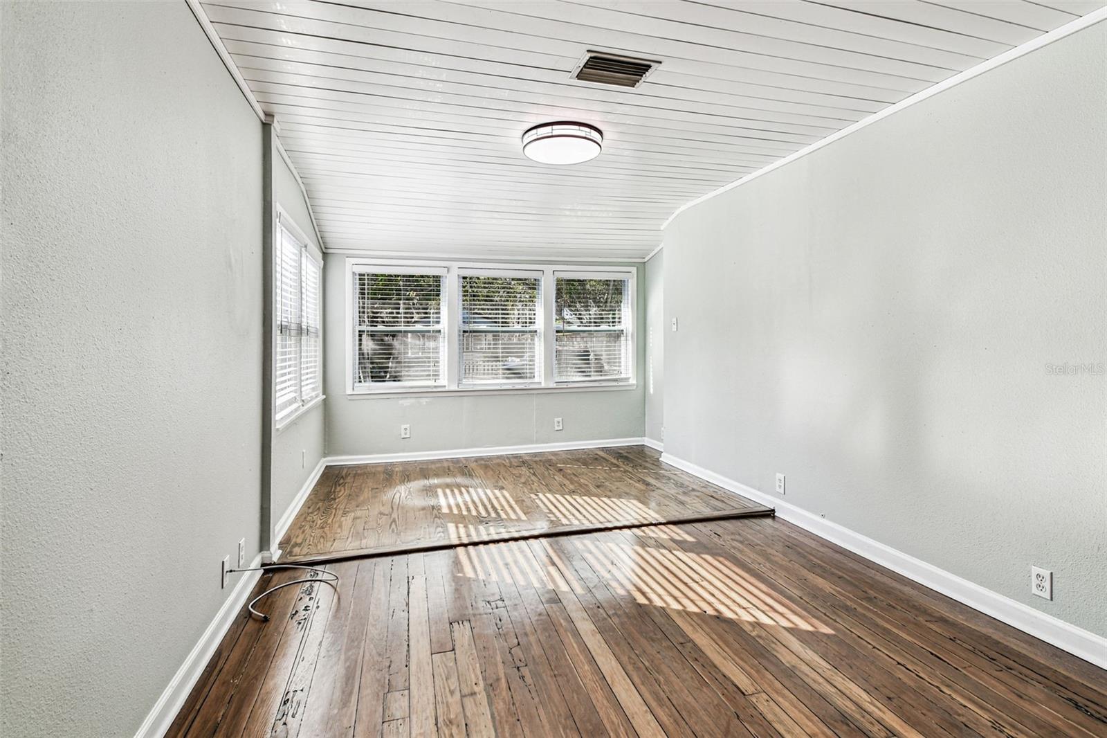 Listing photo id 22 for 735 2nd Street N