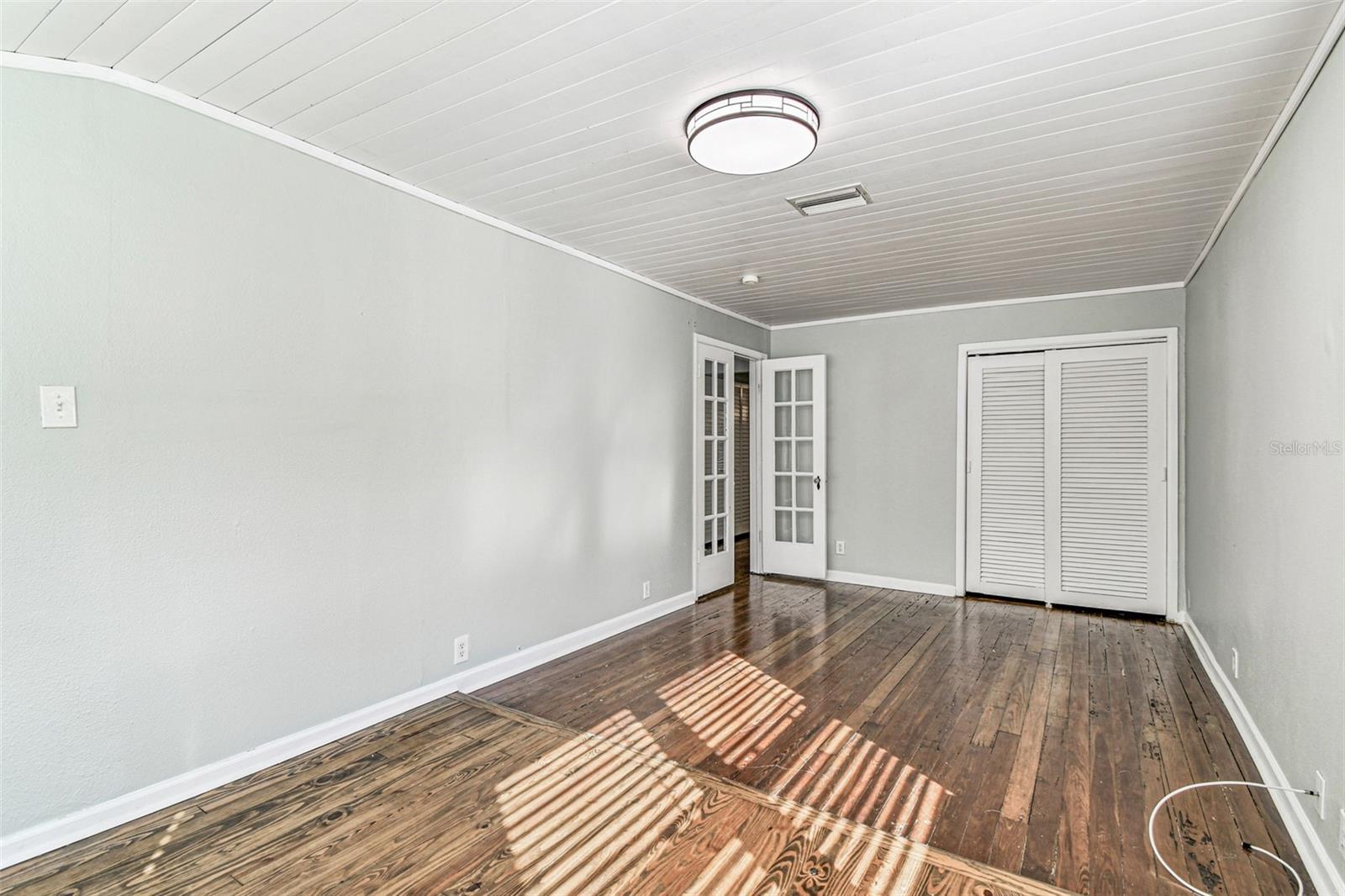 Listing photo id 23 for 735 2nd Street N