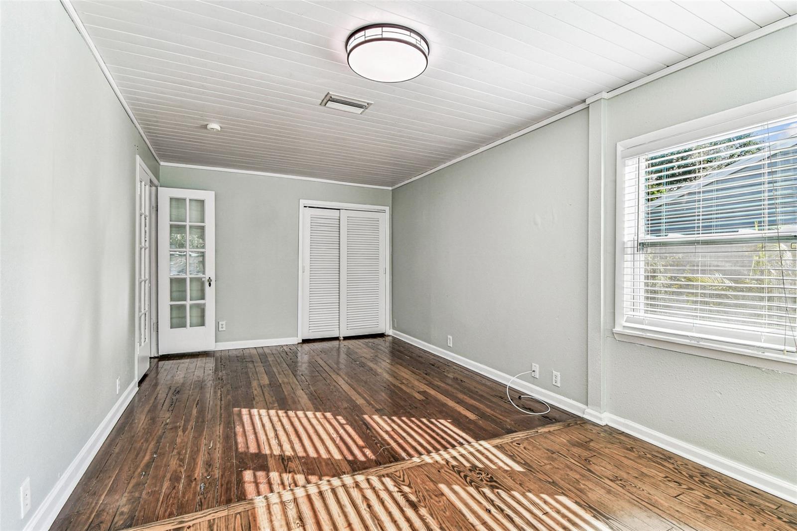 Listing photo id 24 for 735 2nd Street N