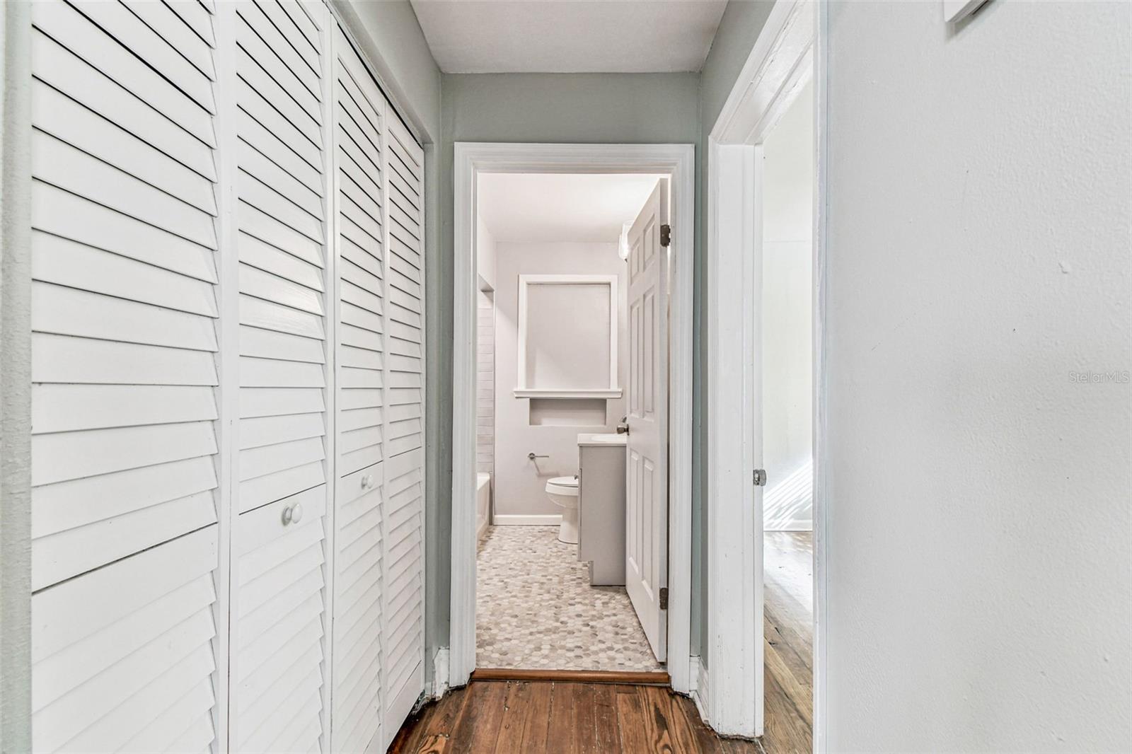 Listing photo id 25 for 735 2nd Street N