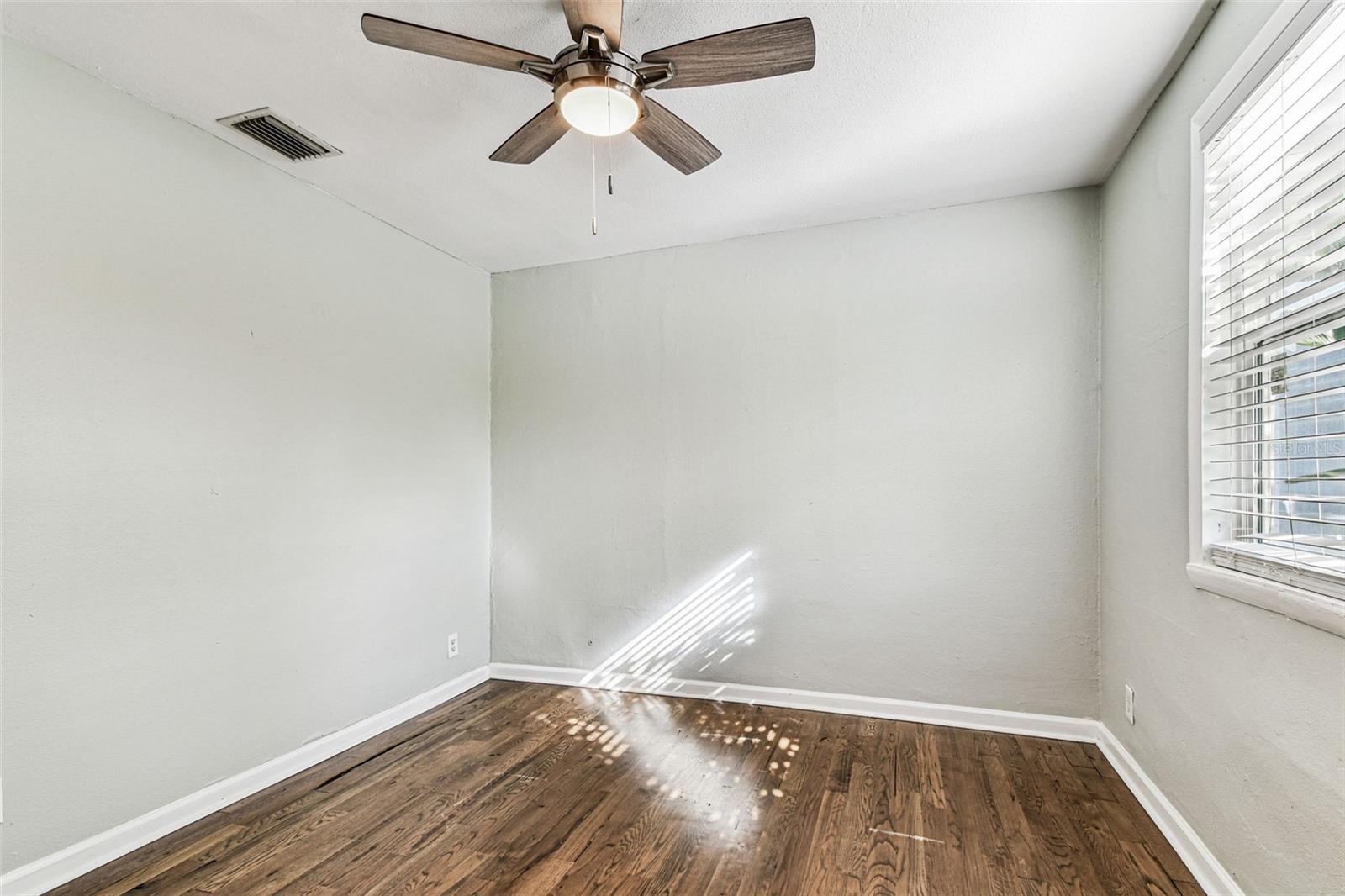 Listing photo id 27 for 735 2nd Street N