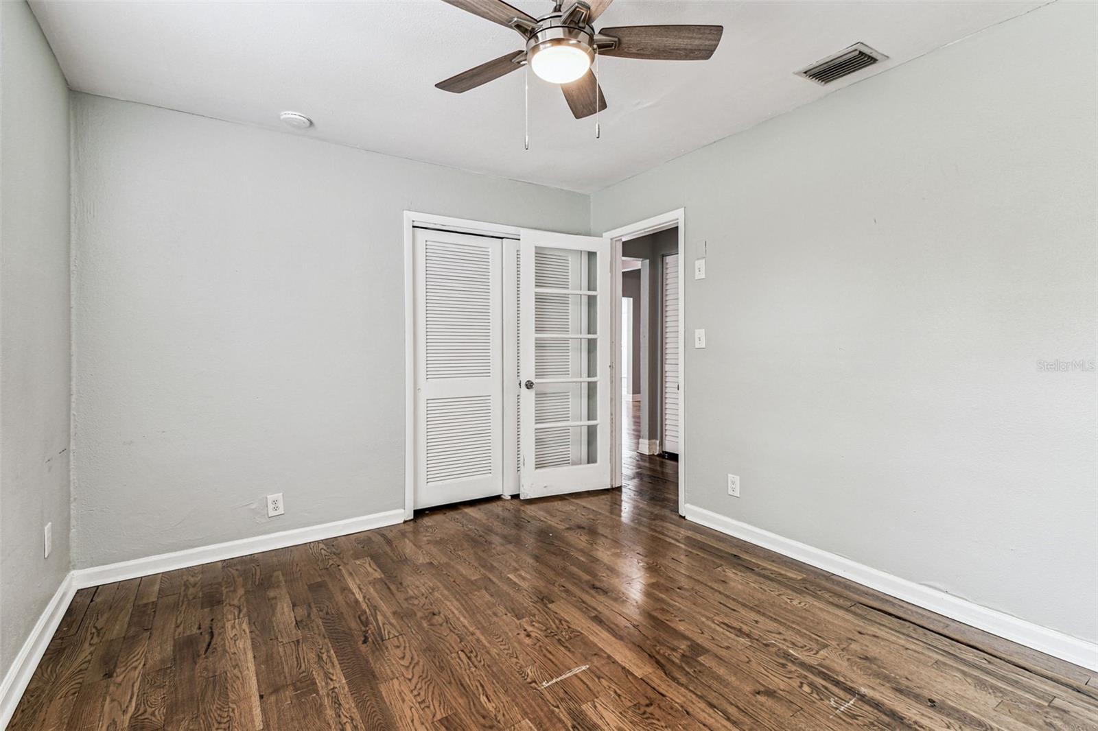Listing photo id 28 for 735 2nd Street N