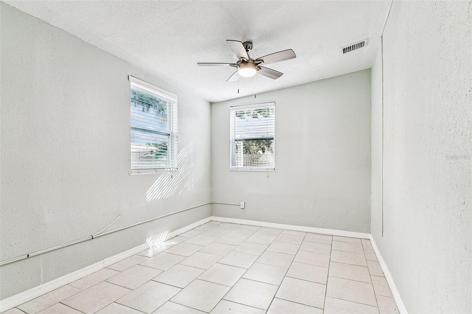 Listing photo id 33 for 735 2nd Street N