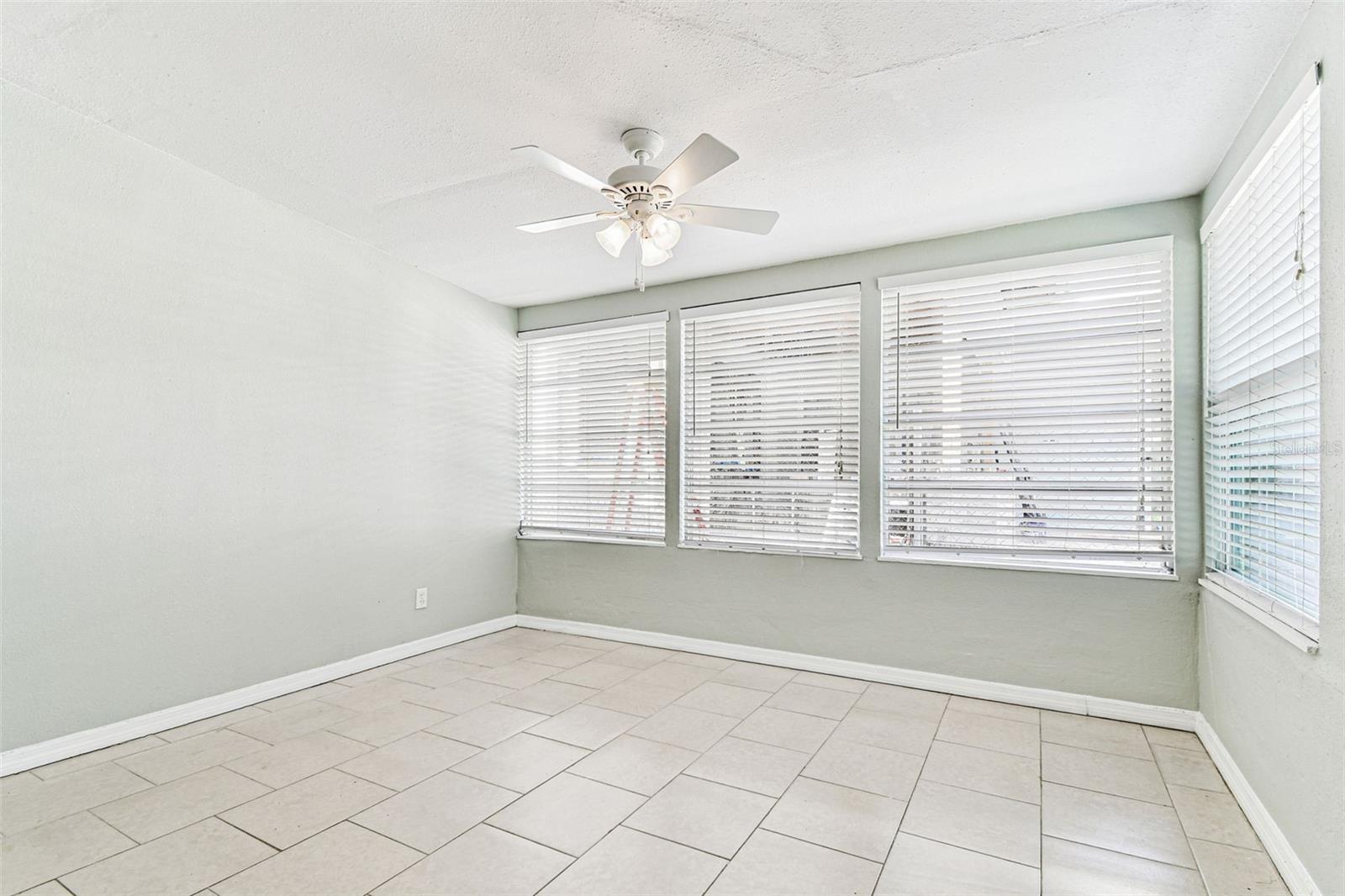 Listing photo id 39 for 735 2nd Street N