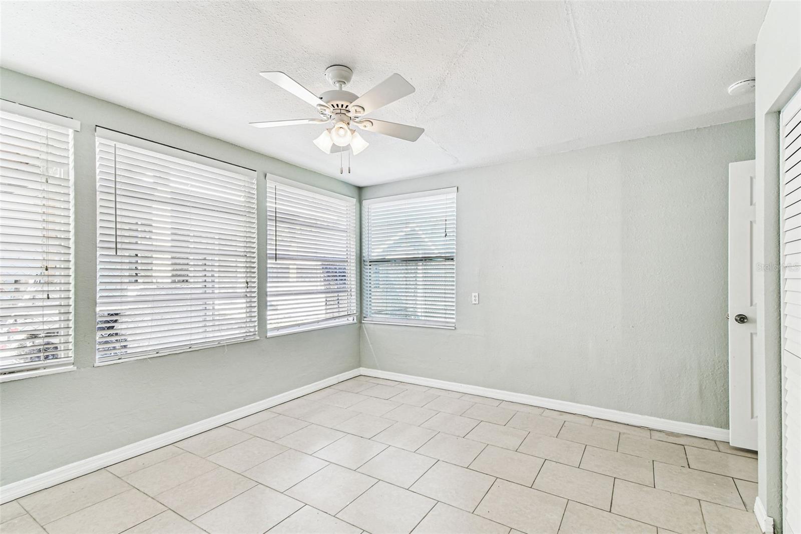 Listing photo id 42 for 735 2nd Street N