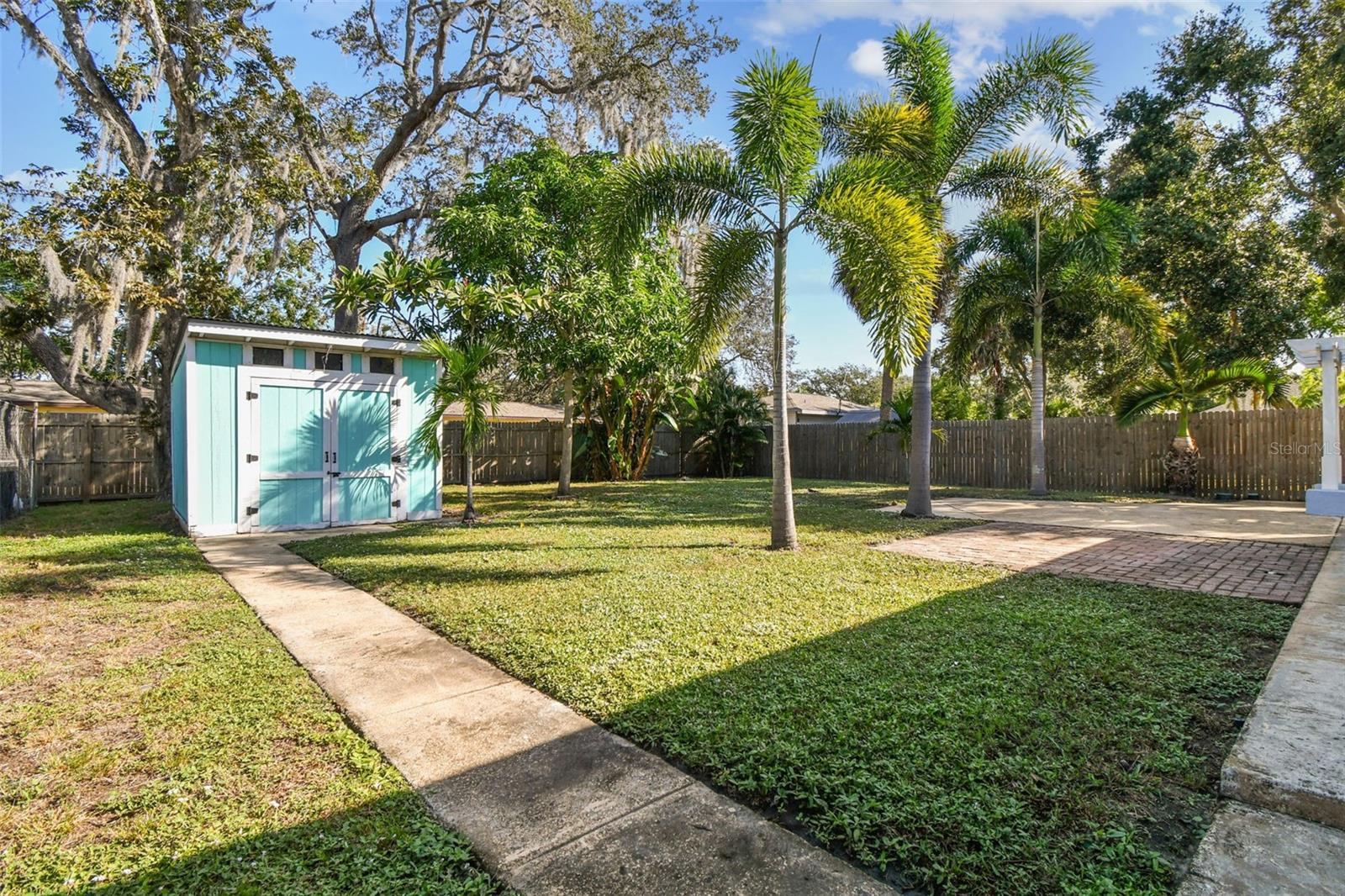 Listing photo id 45 for 735 2nd Street N