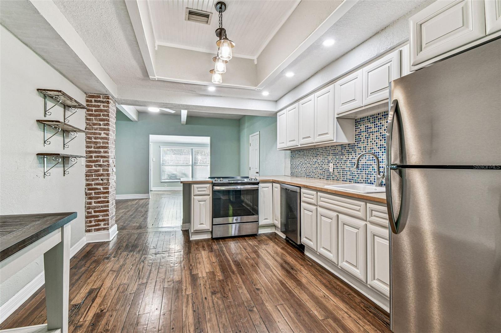 Listing photo id 3 for 735 2nd Street N