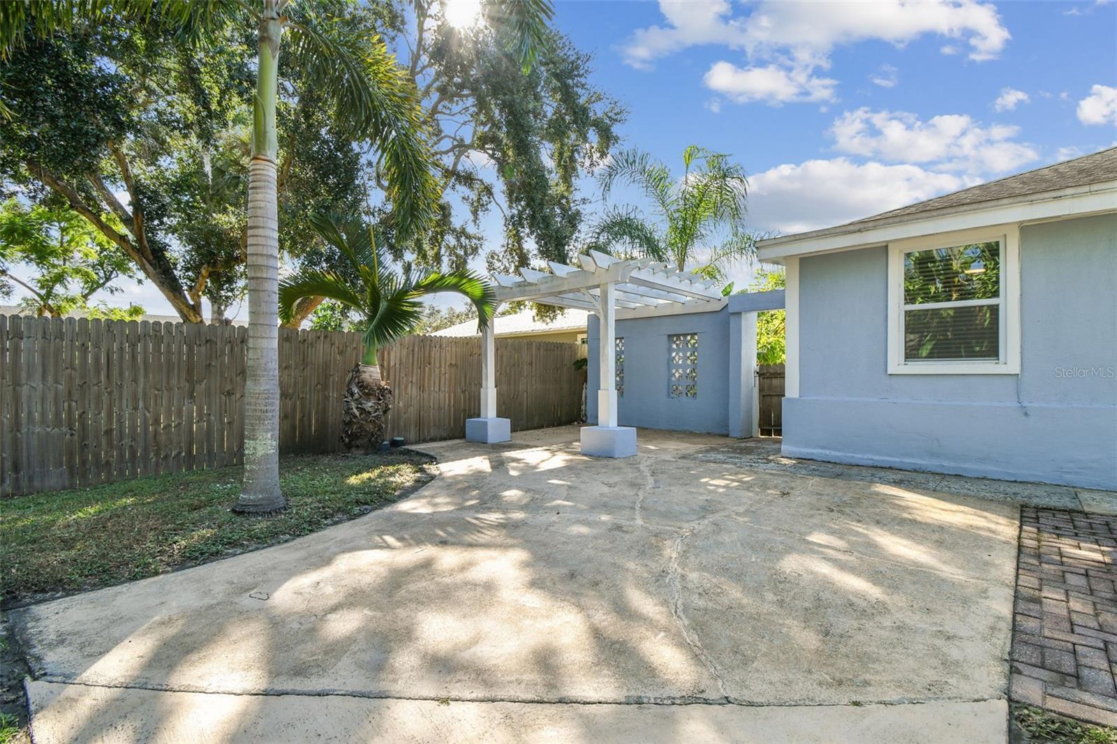 Listing photo id 49 for 735 2nd Street N