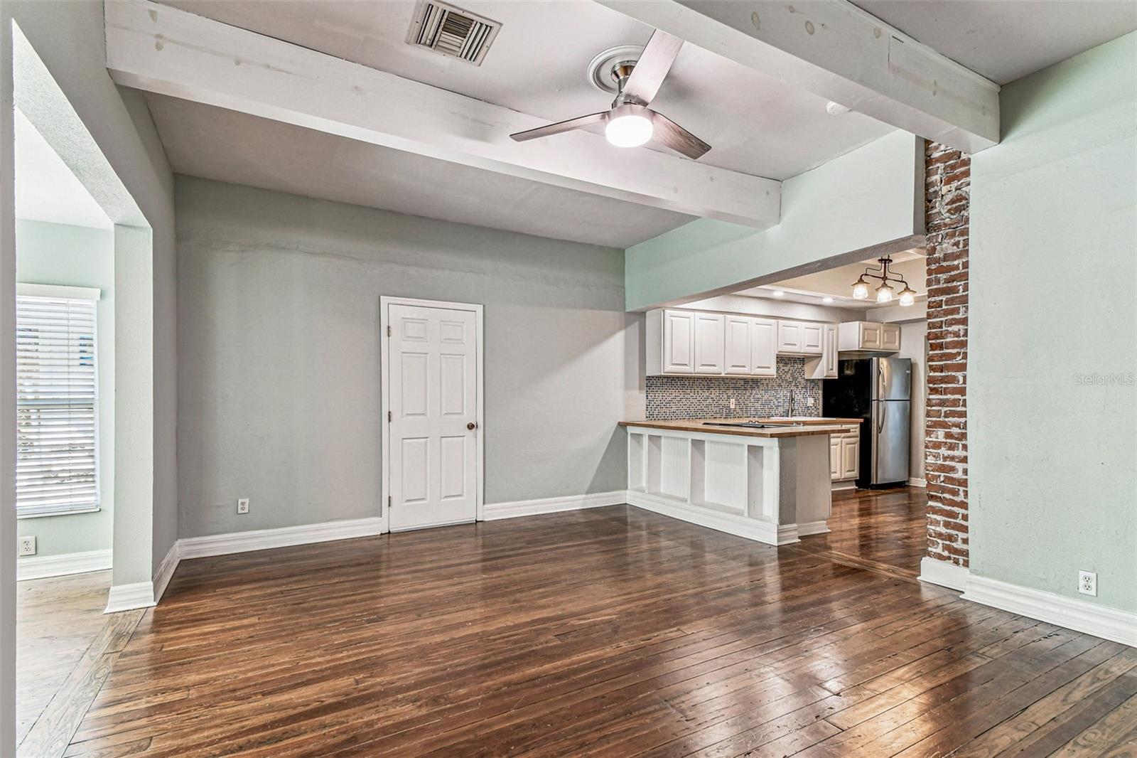 Listing photo id 5 for 735 2nd Street N