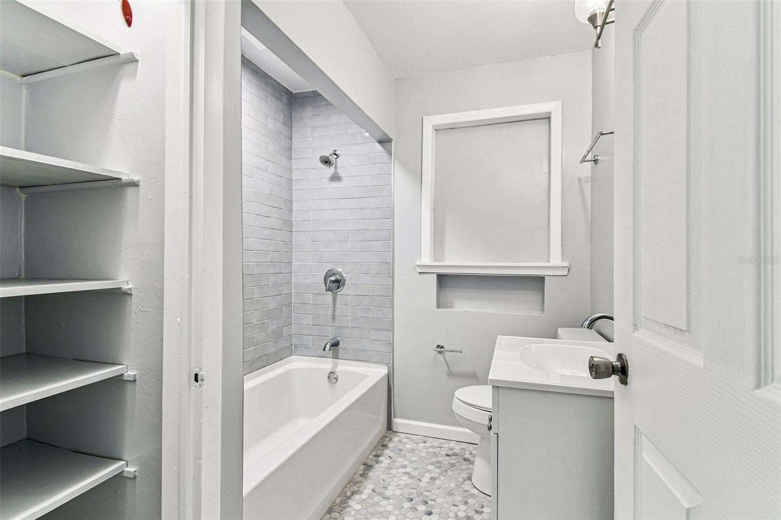 Listing photo id 6 for 735 2nd Street N