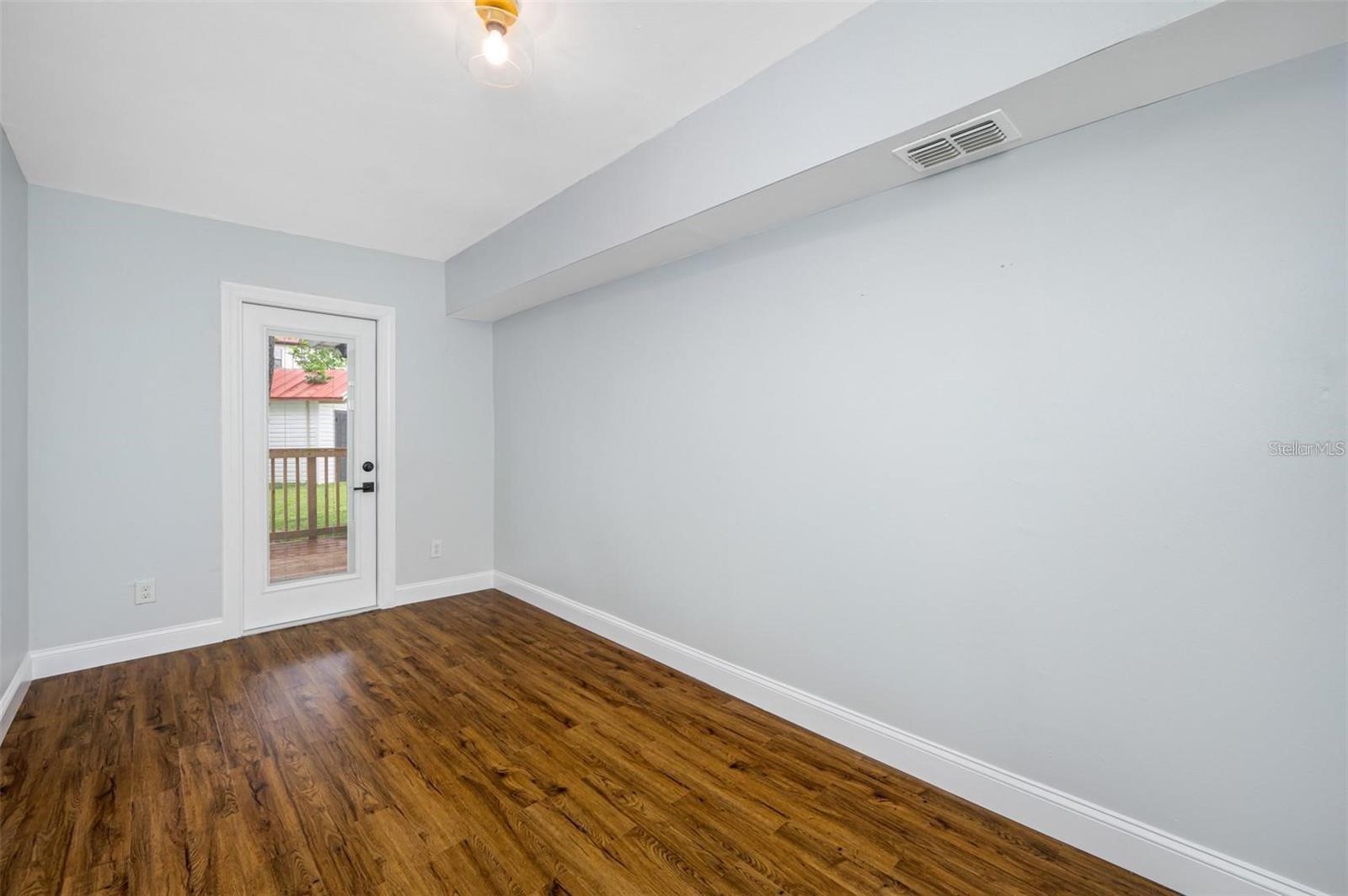 Image 11 of 25 For 2851 Bay Avenue