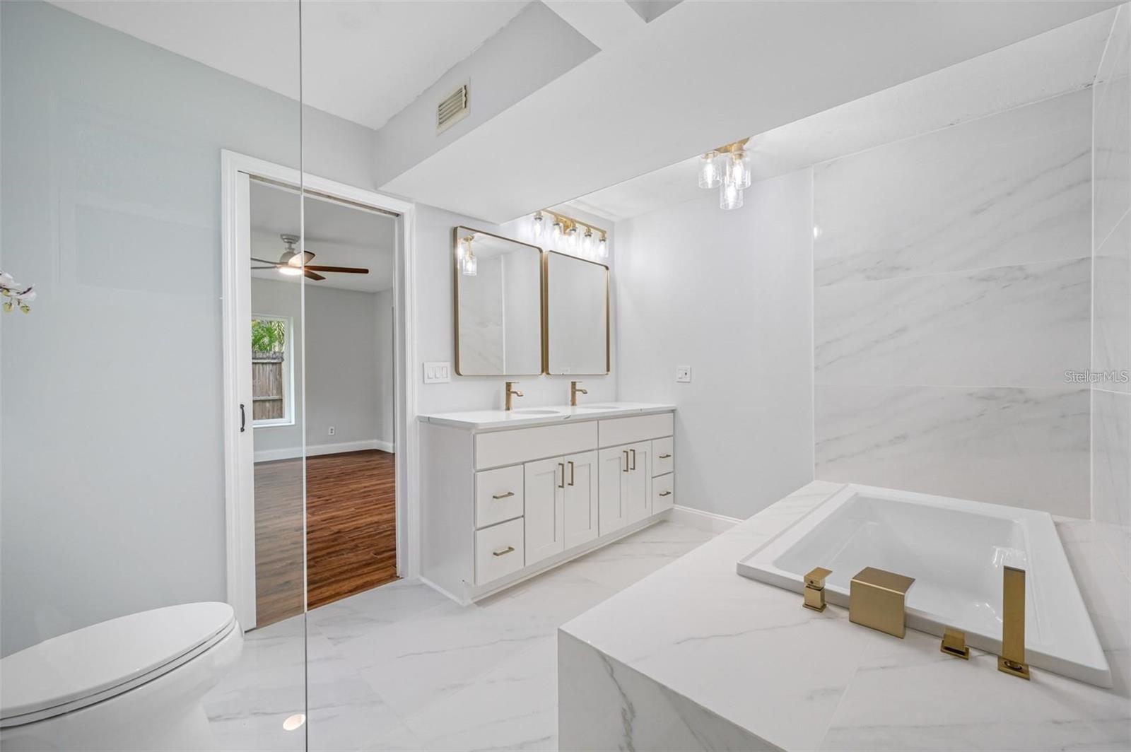 Image 17 of 25 For 2851 Bay Avenue