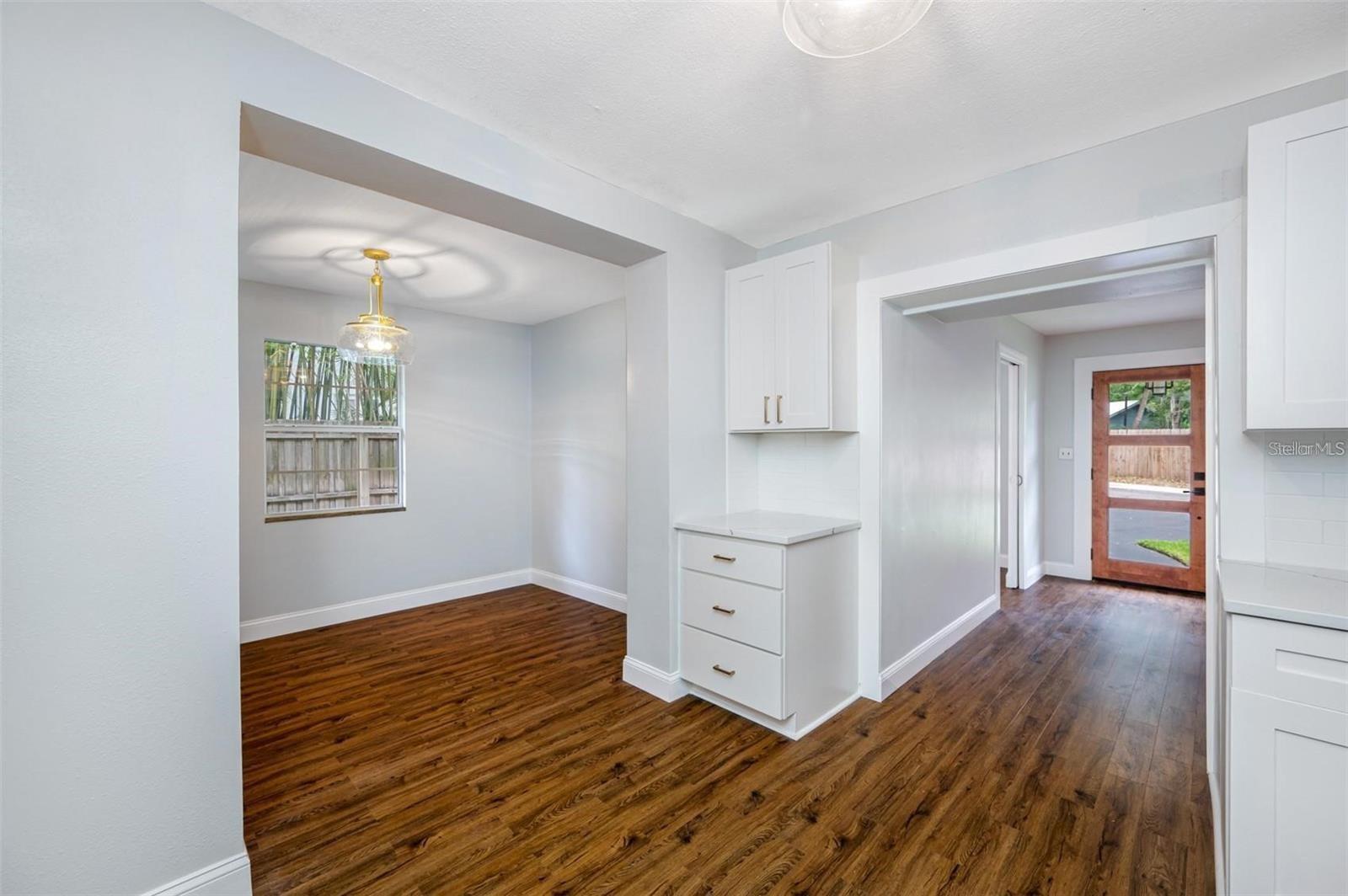 Image 6 of 25 For 2851 Bay Avenue
