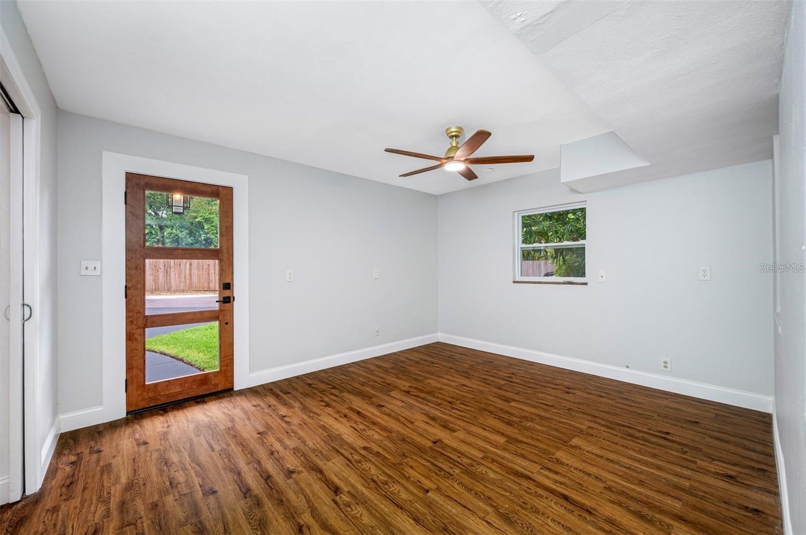 Image 8 of 25 For 2851 Bay Avenue