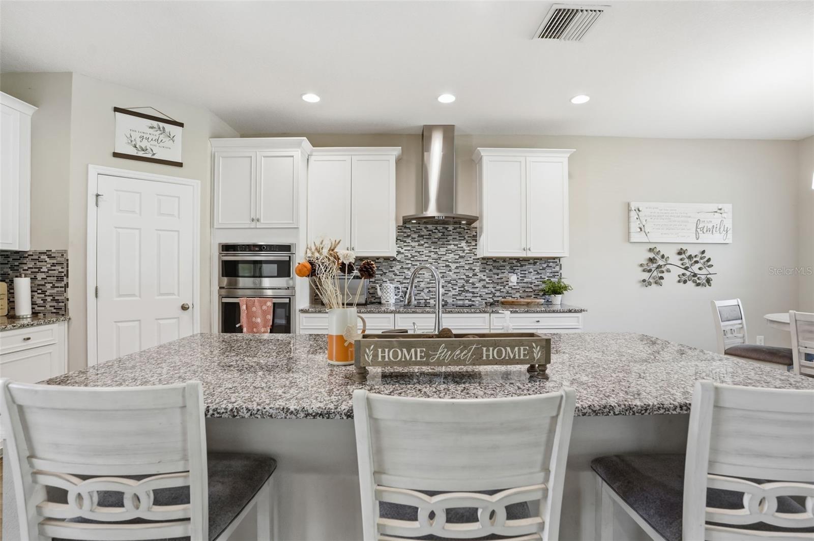 Listing photo id 8 for 18313 Porfirio Place