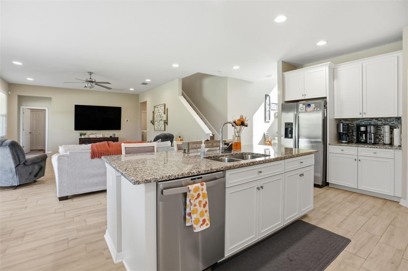 Listing photo id 12 for 18313 Porfirio Place
