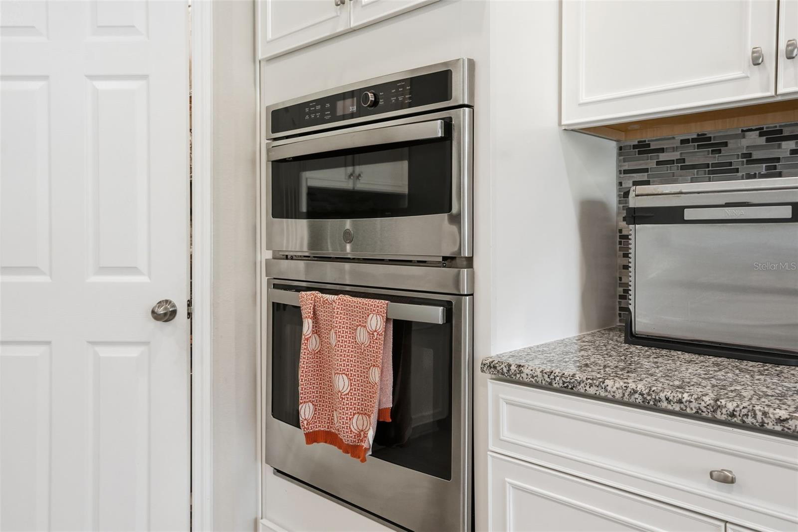 Listing photo id 13 for 18313 Porfirio Place