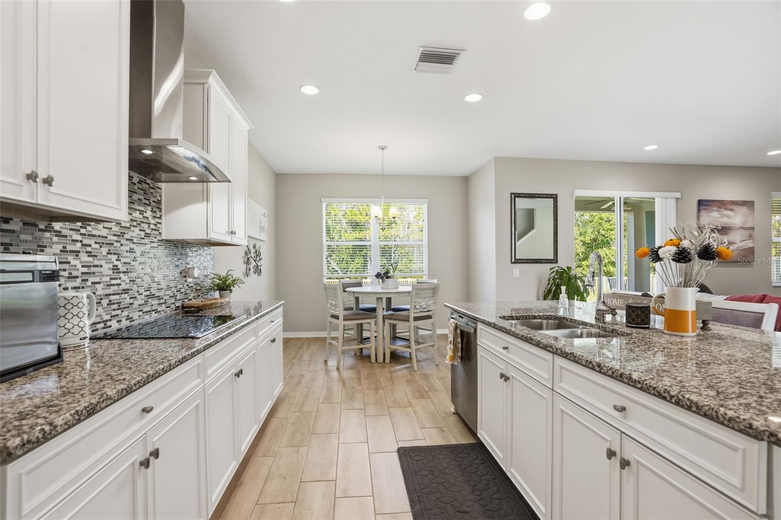 Listing photo id 14 for 18313 Porfirio Place