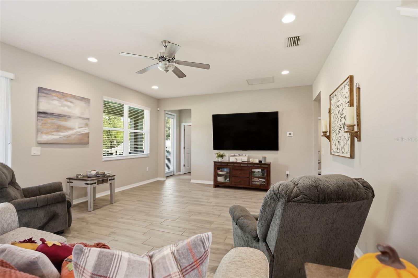 Listing photo id 16 for 18313 Porfirio Place