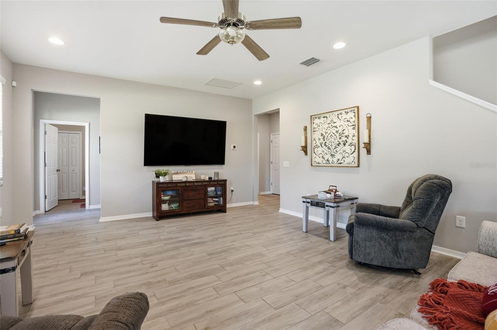 Listing photo id 17 for 18313 Porfirio Place
